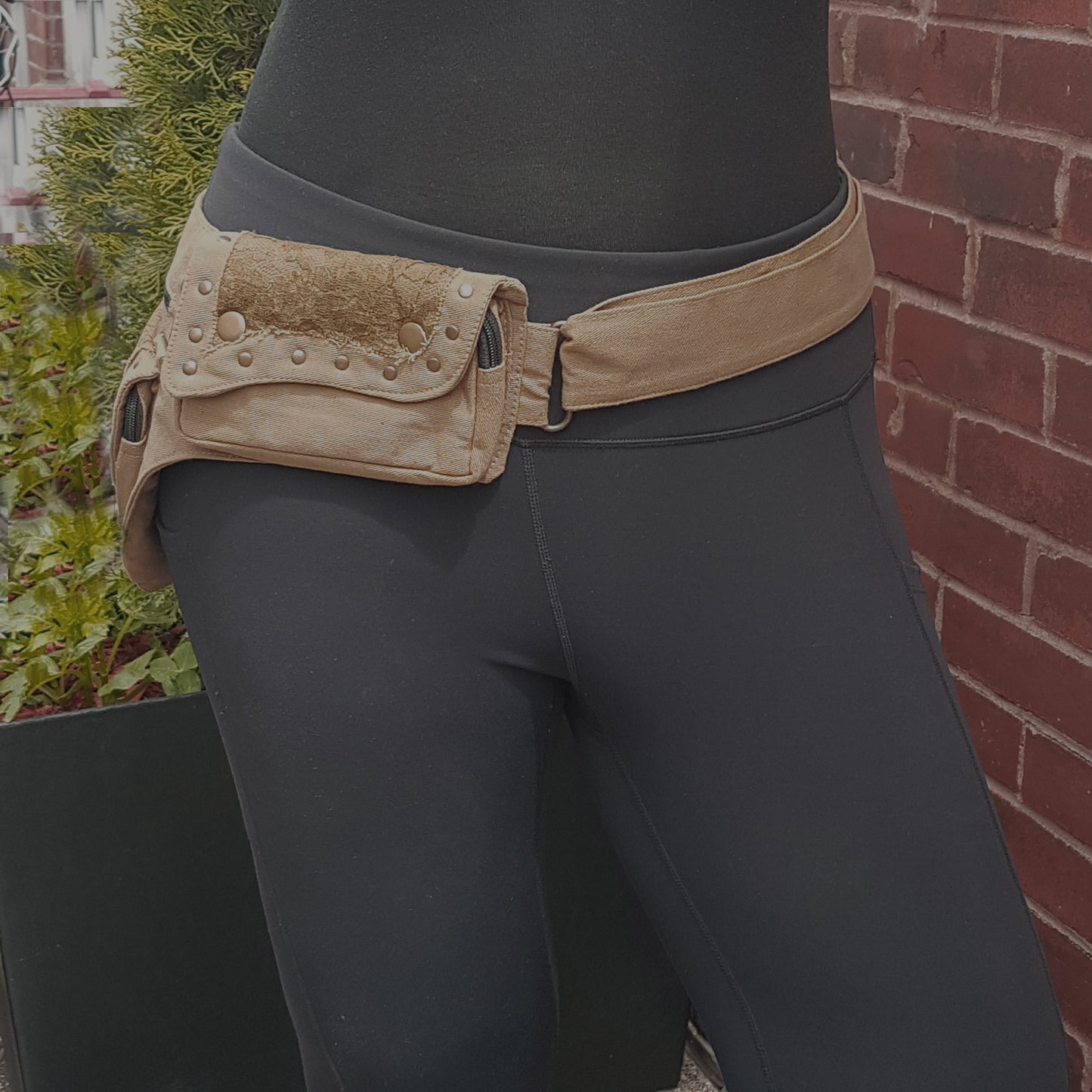Ceinture rave de festival utilitaire. Sac taille-hanche-banane de couleur beige kaki. Réglable à 48 pouces. Vêtements de danse rave avec détails en dentelle. 5 poches zippées.