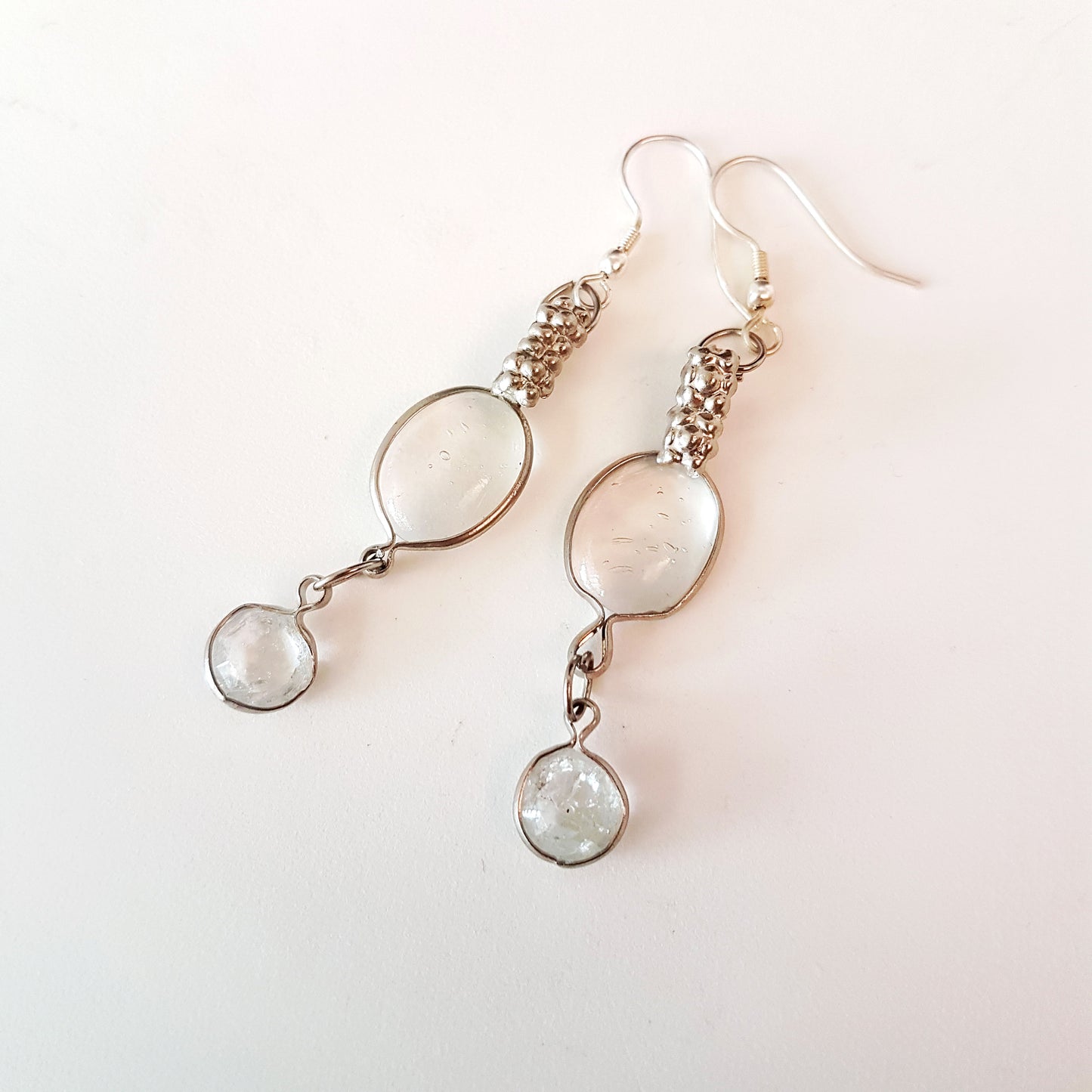 Boucles d'oreilles pendantes en cristal clair vintage. Esthétique antique. Délicat et léger.