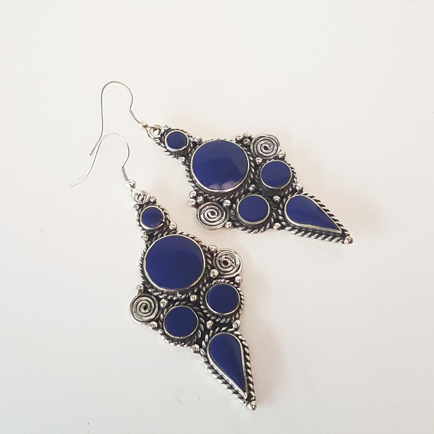 Boucles d'oreilles en argent avec 5 pierres plates incrustées de Lapis. Grande longueur de 3 pouces.