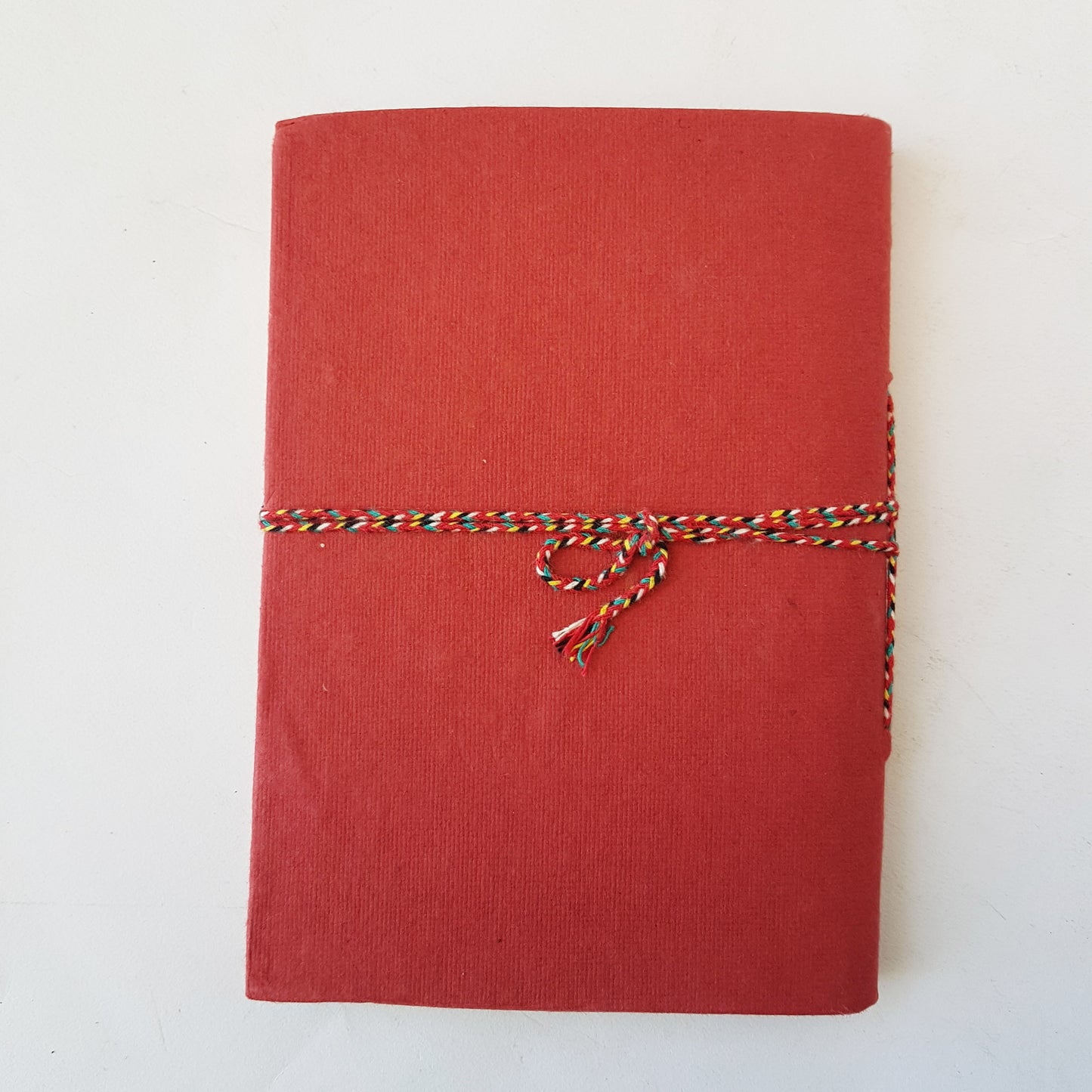 Journal de carnet d’éléphants 5x7 pouces. Journal doublé à couverture rigide relié à la main rouge avec un motif d'éléphant psychédélique coloré. Livraison gratuite CA et USA.