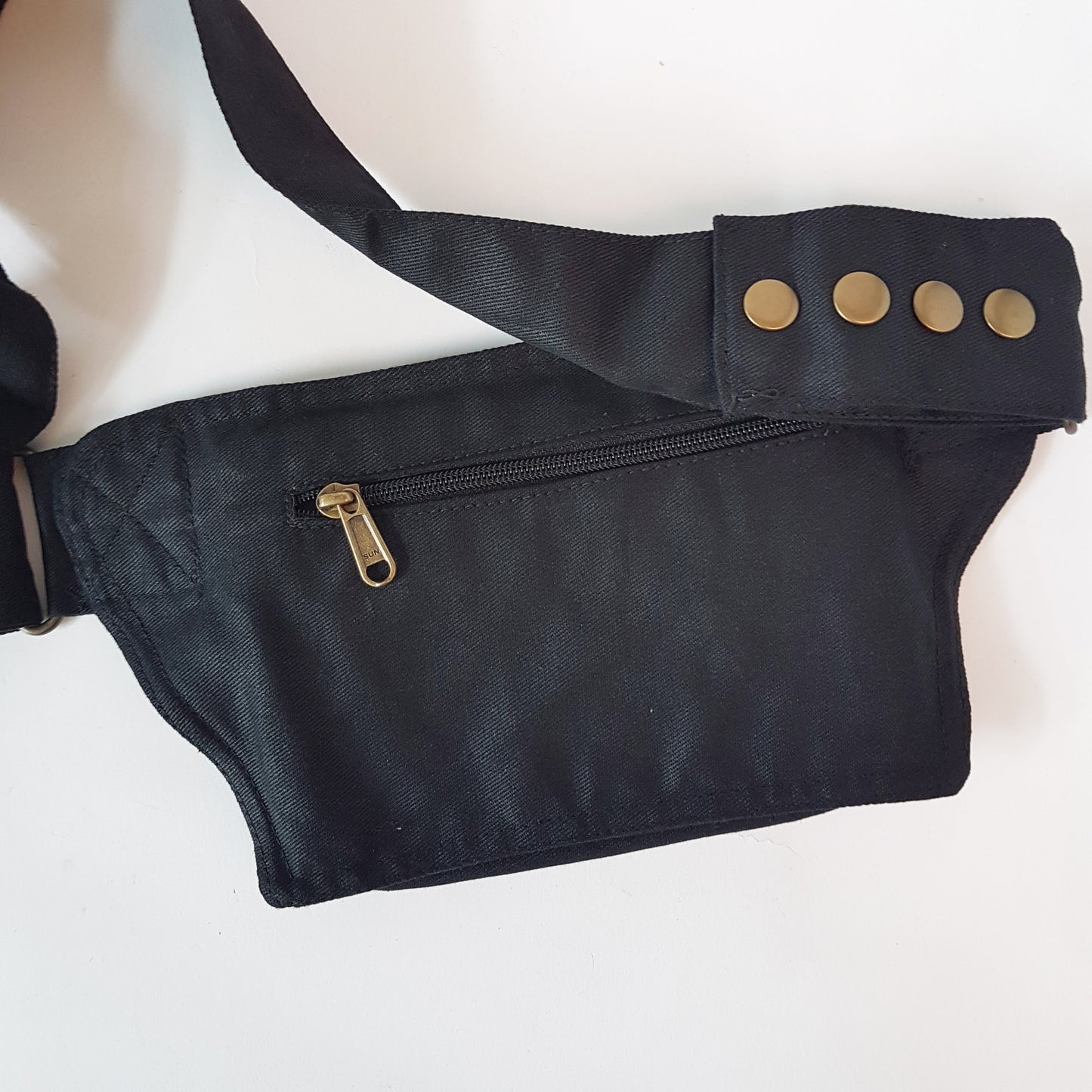 Ceinture de festival utilitaire noire. Détails en dentelle noire. Utiliser comme ceinture porte-monnaie pour les voyages et les achats. Réglable à 48 pouces. Modèle compact avec 2 poches.