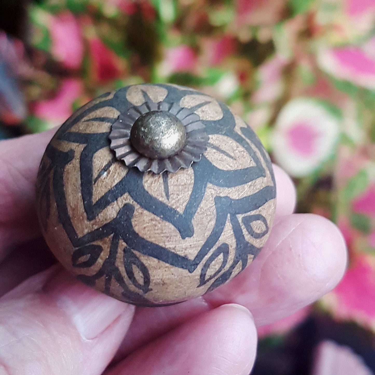 8 brown & black cabinet knobs drawer pulls. Sienna Rustica designer collection. Vintage look hand painted matte finish. Old world charm.