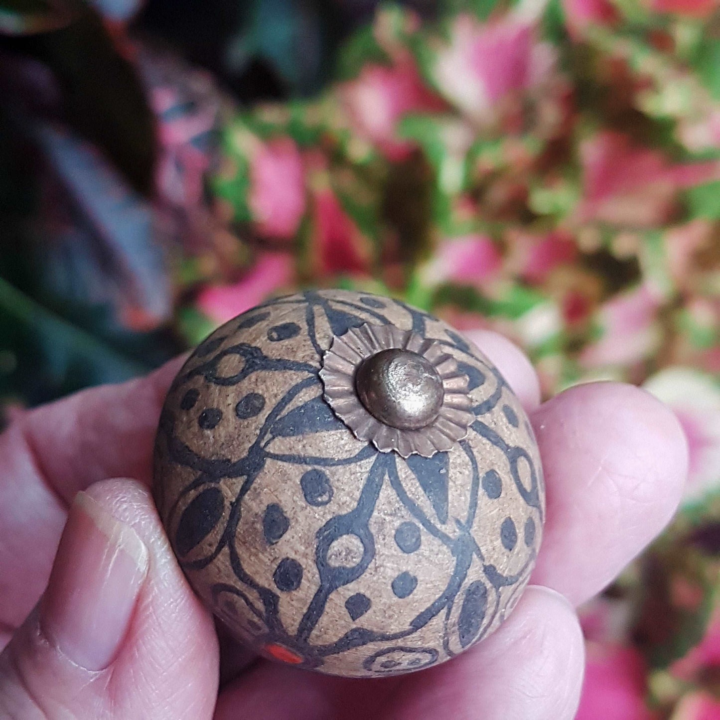 8 brown & black cabinet knobs drawer pulls. Sienna Rustica designer collection. Vintage look hand painted matte finish. Old world charm.