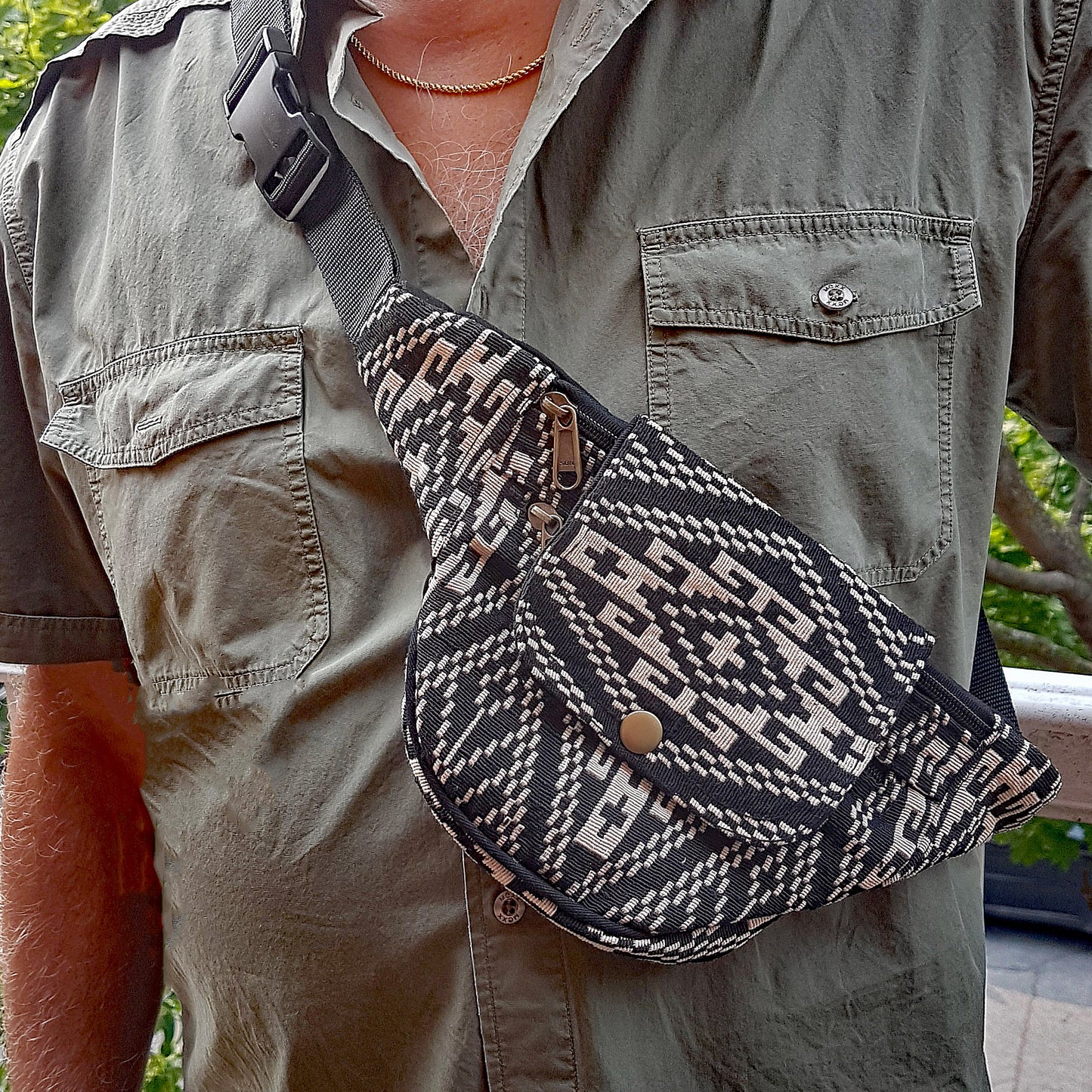 Sac banane à bandoulière. Ceinture de poche en bandoulière. S'ajuste à 48 pouces. Gardez votre équipement sain et sauf : portefeuille, téléphone portable. Neutre de genre.