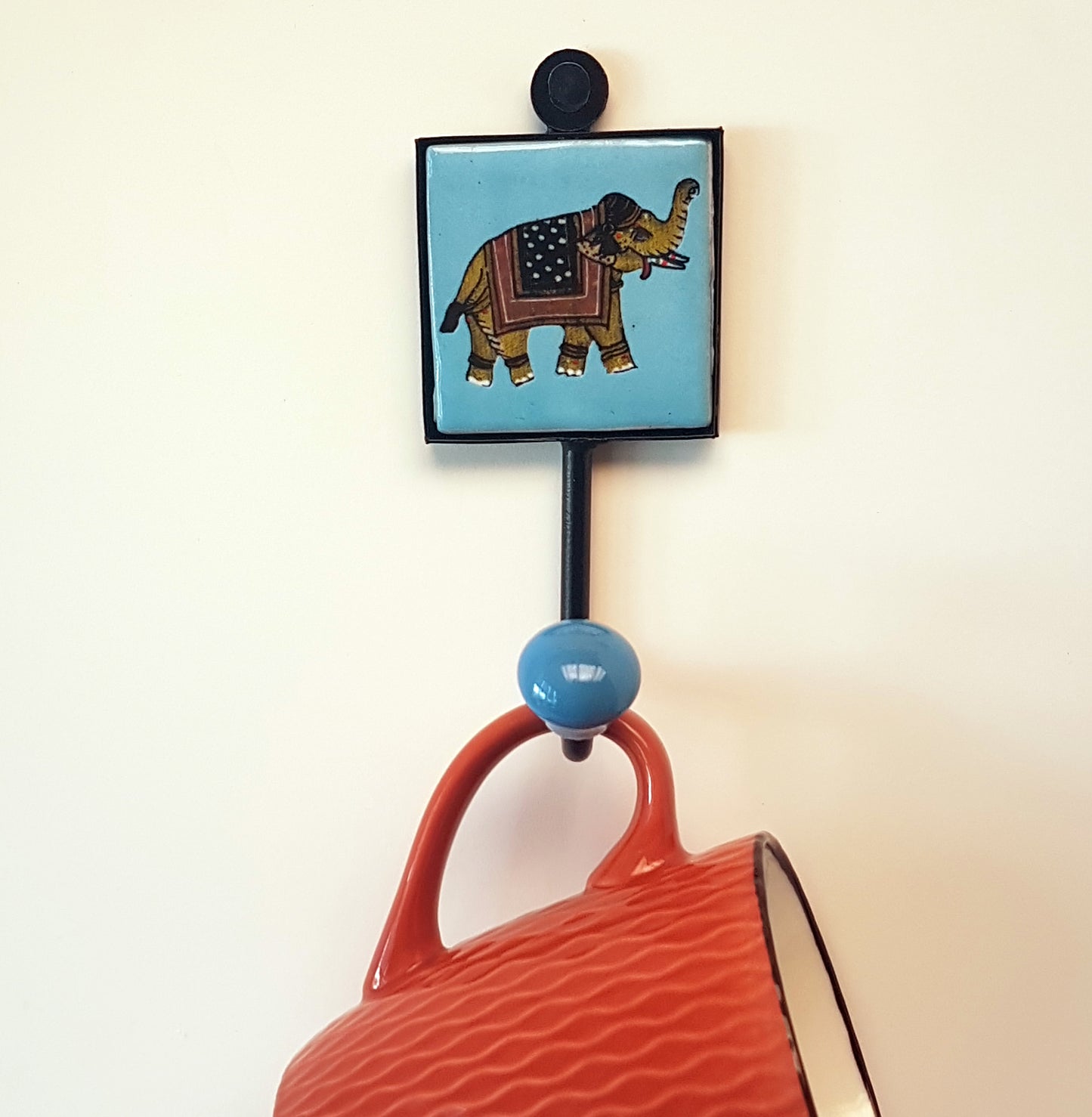 Ensemble de 4 adorables crochets muraux éléphants. 4 patères bleues pour manteaux, tasses et serviettes.