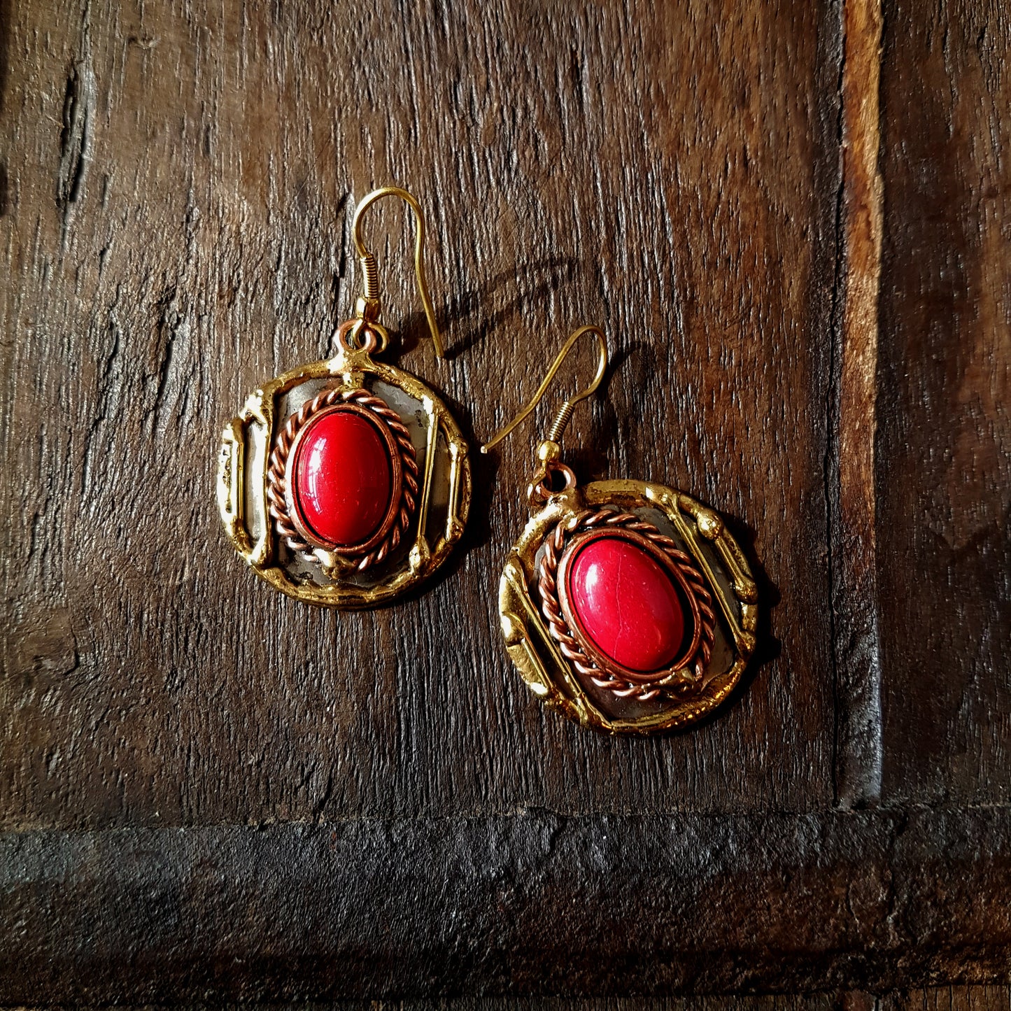 Boucles d'oreilles en agate rouge en argent martelé et métaux mélangés. Superbe et unique !