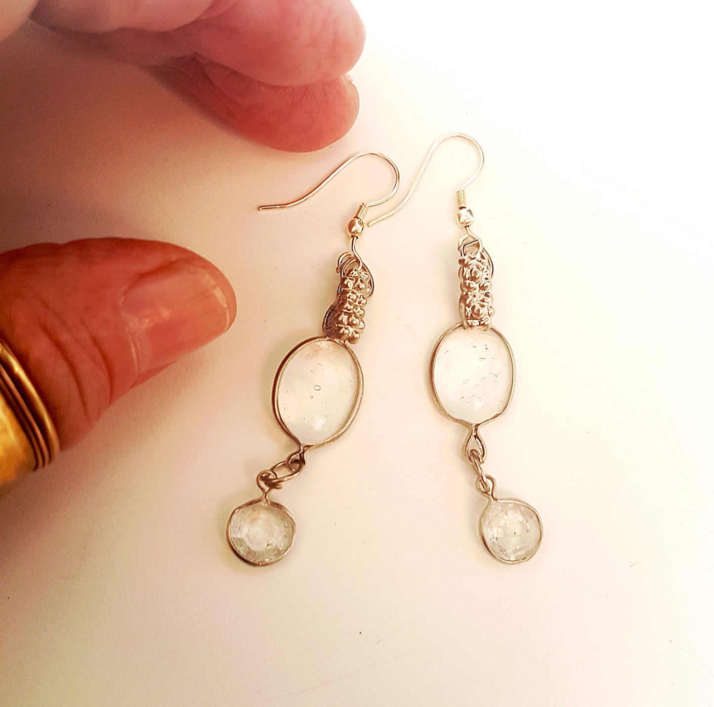 Boucles d'oreilles pendantes en cristal clair vintage. Esthétique antique. Délicat et léger.