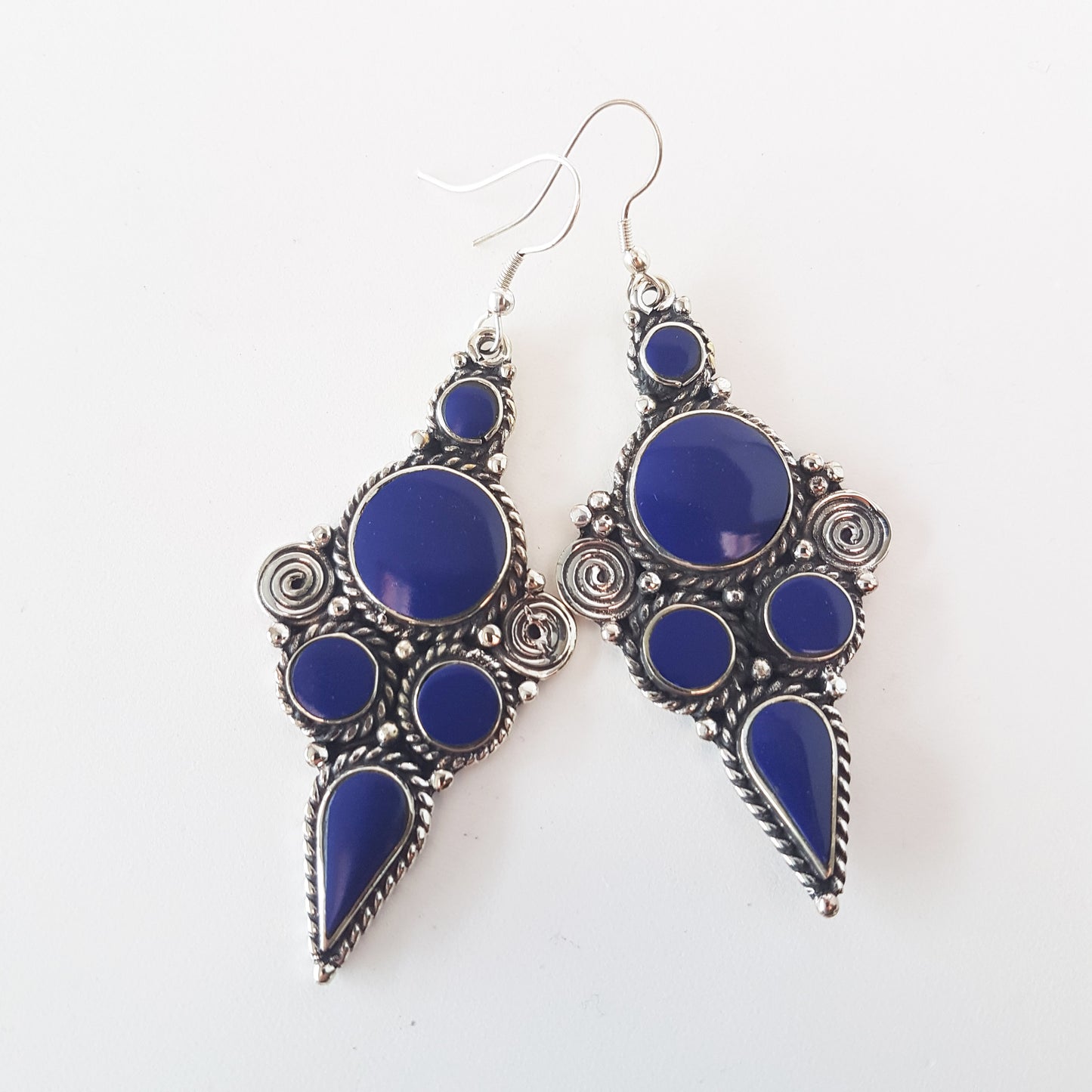 Boucles d'oreilles en argent avec 5 pierres plates incrustées de Lapis. Grande longueur de 3 pouces.