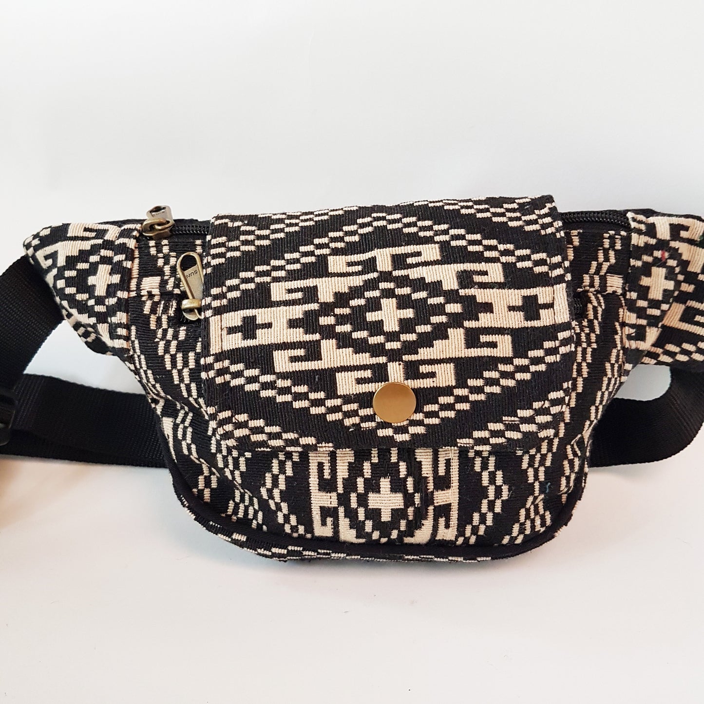 Sac banane à bandoulière. Ceinture de poche en bandoulière. S'ajuste à 48 pouces. Gardez votre équipement sain et sauf : portefeuille, téléphone portable. Neutre de genre.