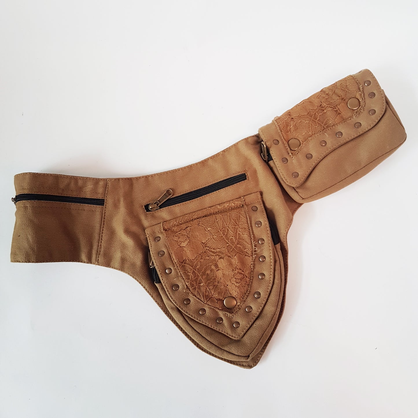 Ceinture rave de festival utilitaire. Sac taille-hanche-banane de couleur beige kaki. Réglable à 48 pouces. Vêtements de danse rave avec détails en dentelle. 5 poches zippées.