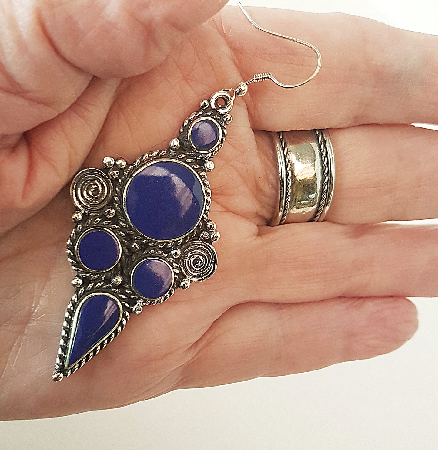 Boucles d'oreilles en argent avec 5 pierres plates incrustées de Lapis. Grande longueur de 3 pouces.