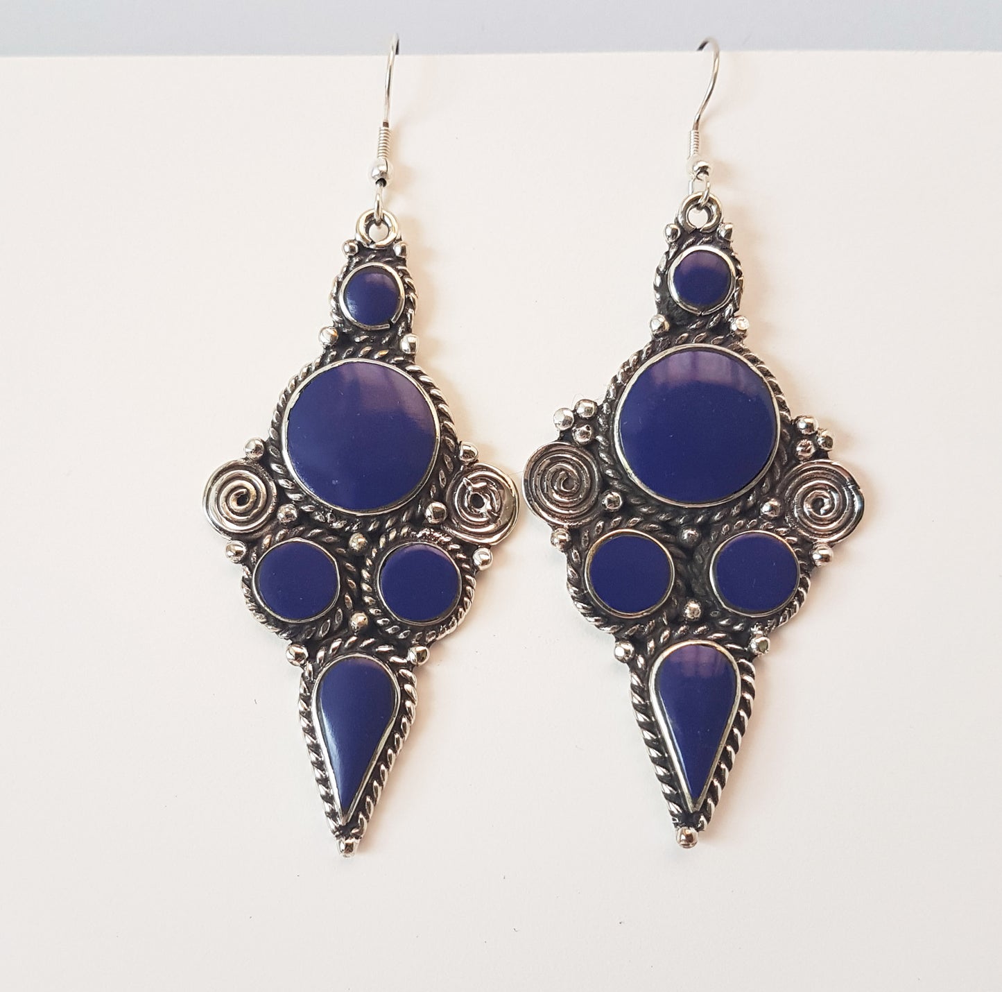Boucles d'oreilles en argent avec 5 pierres plates incrustées de Lapis. Grande longueur de 3 pouces.