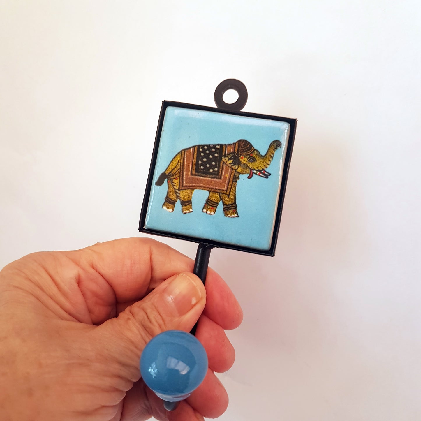 Ensemble de 4 adorables crochets muraux éléphants. 4 patères bleues pour manteaux, tasses et serviettes.