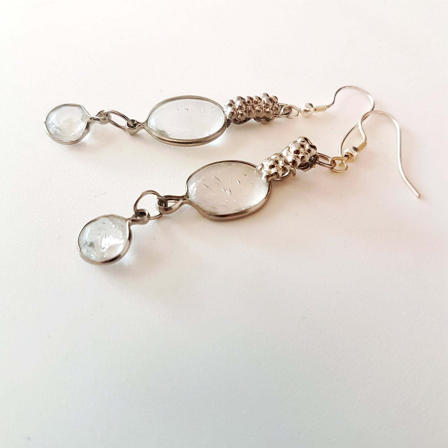 Boucles d'oreilles pendantes en cristal clair vintage. Esthétique antique. Délicat et léger.