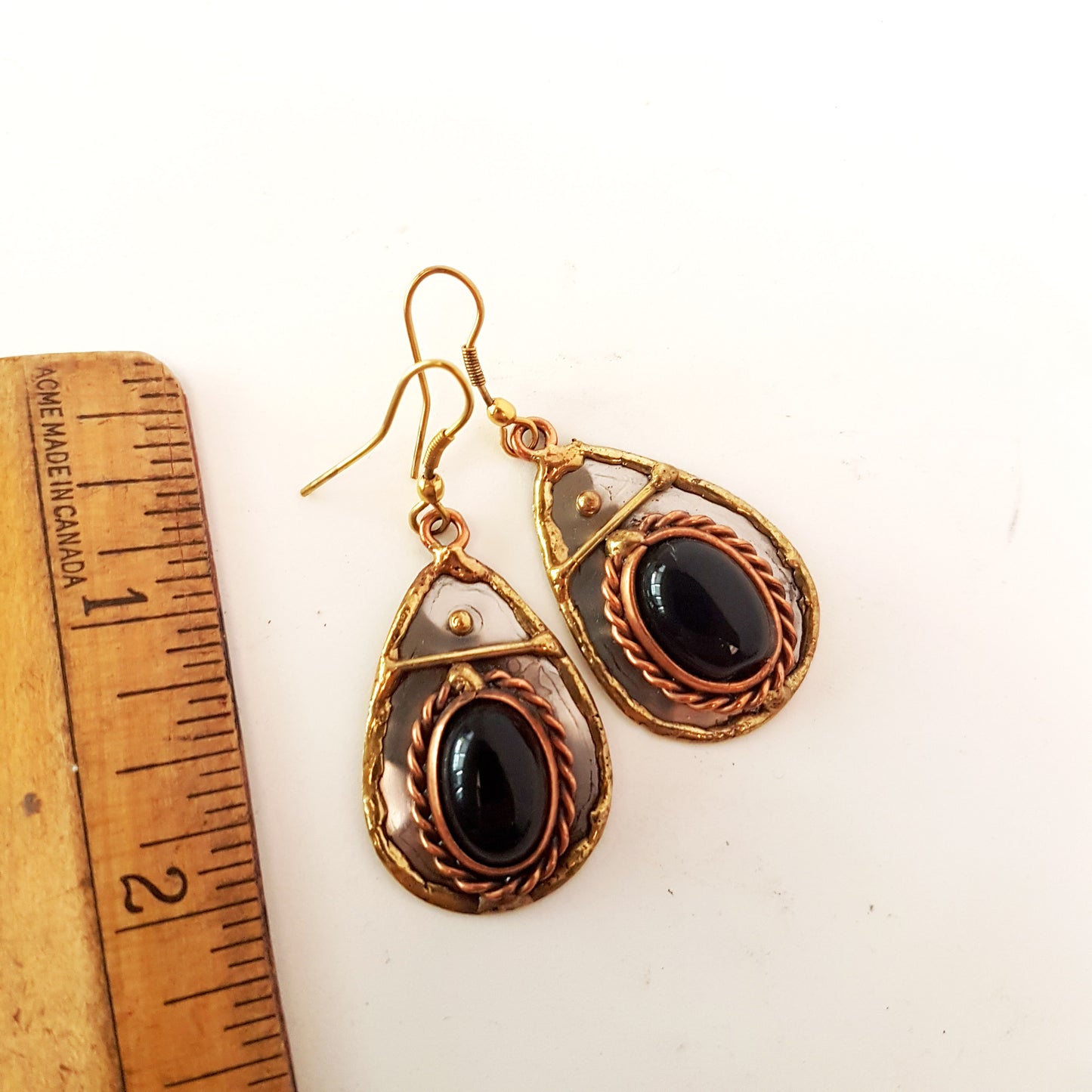 Boucles d'oreilles en forme de larme en argent et métal mélangé avec pierres ovales en onyx noir. Conception fabriquée à la main en laiton, cuivre et argent.