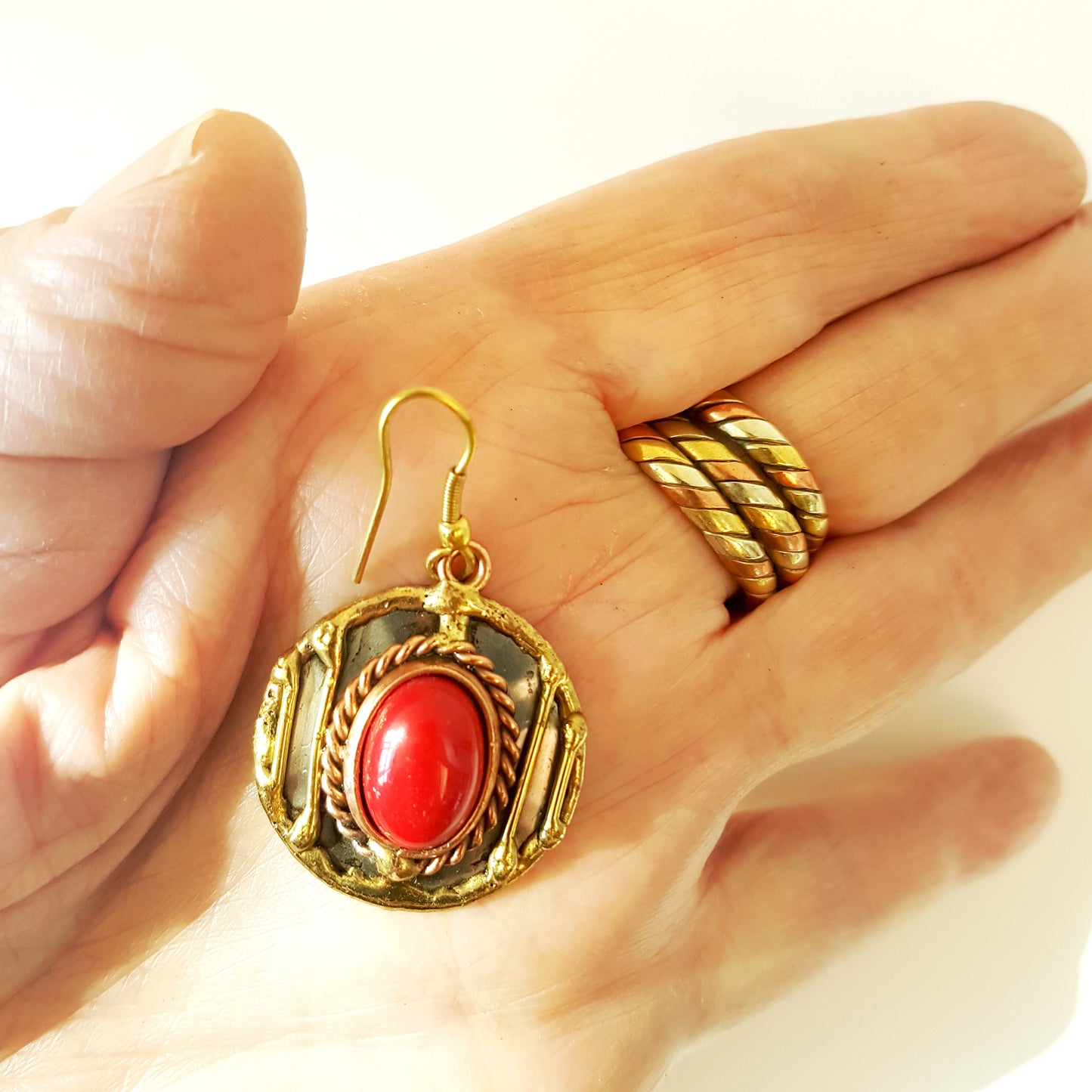 Boucles d'oreilles en agate rouge en argent martelé et métaux mélangés. Superbe et unique !