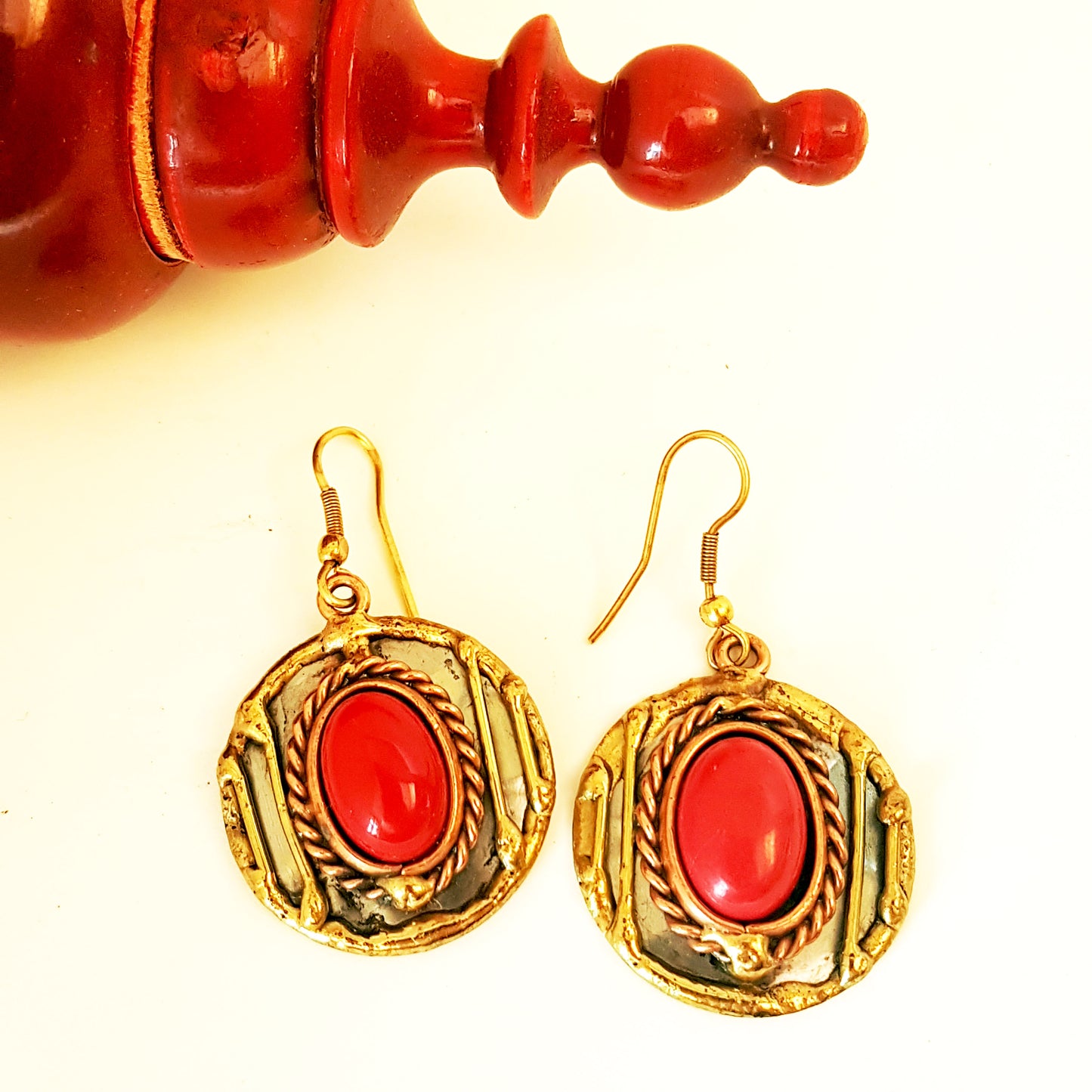 Boucles d'oreilles en agate rouge en argent martelé et métaux mélangés. Superbe et unique !