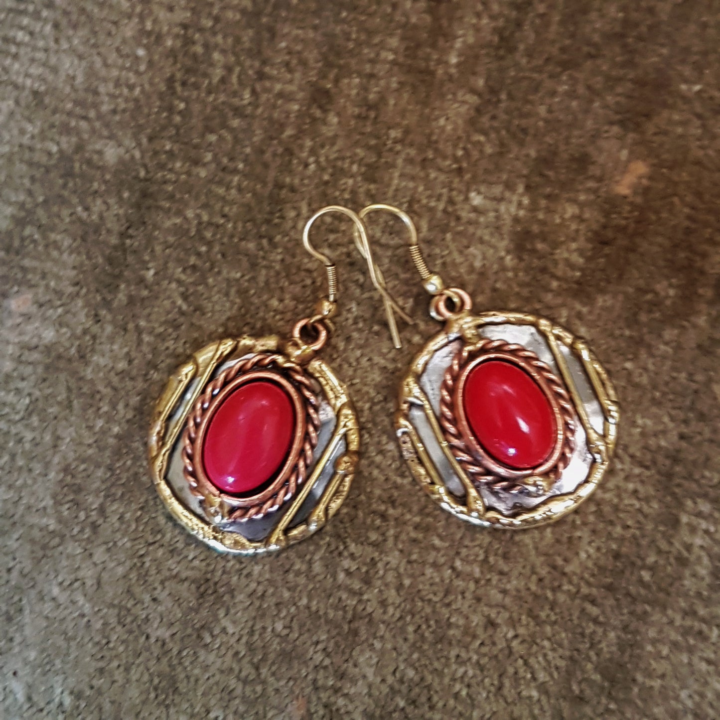 Boucles d'oreilles en agate rouge en argent martelé et métaux mélangés. Superbe et unique !