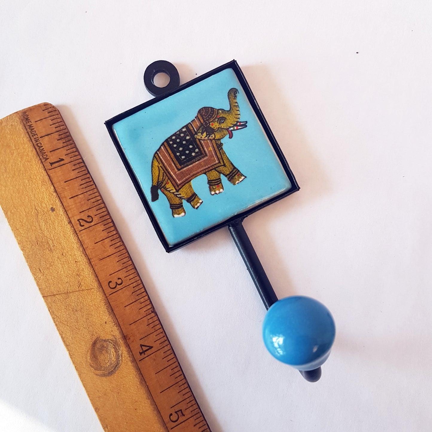 Ensemble de 4 adorables crochets muraux éléphants. 4 patères bleues pour manteaux, tasses et serviettes.
