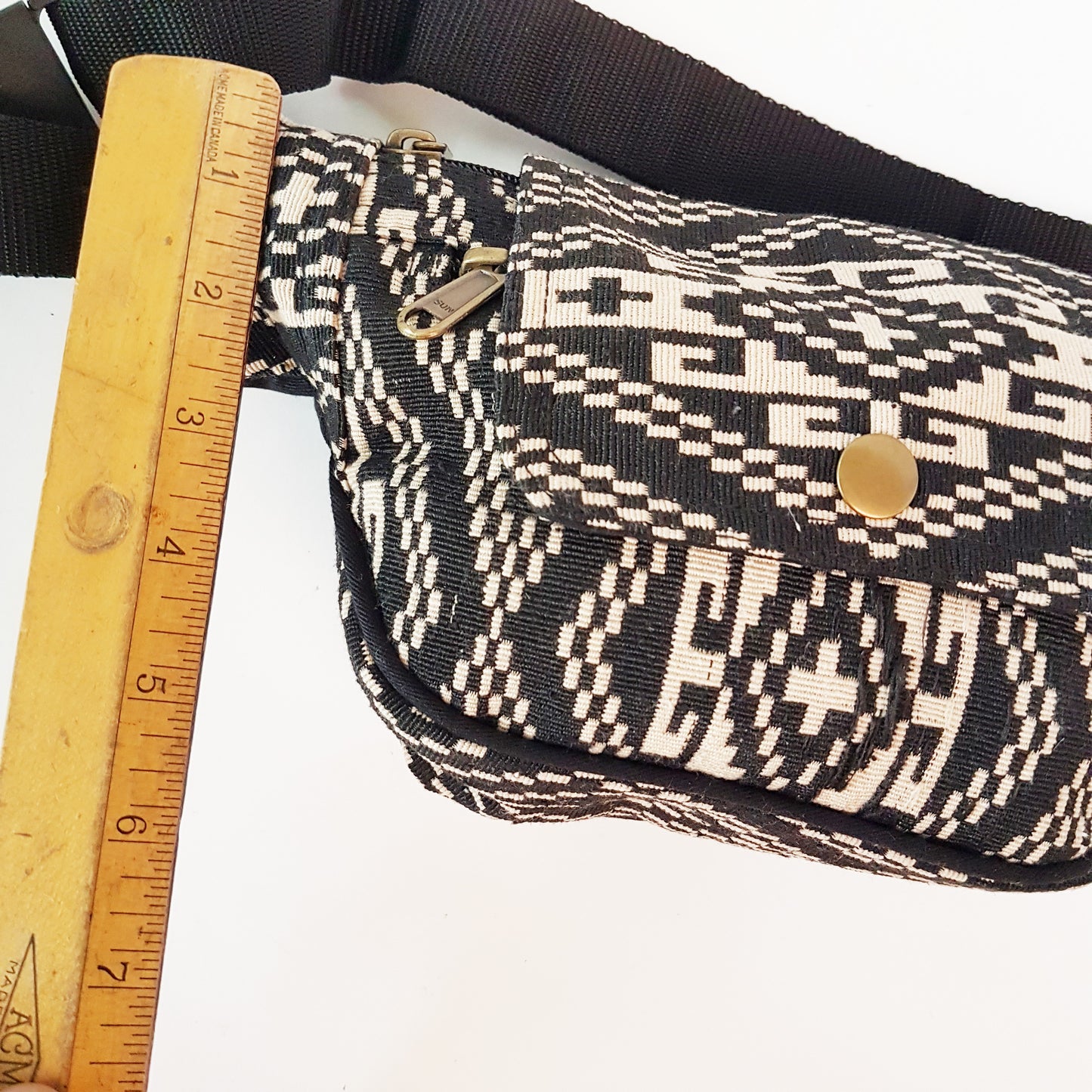 Sac banane à bandoulière. Ceinture de poche en bandoulière. S'ajuste à 48 pouces. Gardez votre équipement sain et sauf : portefeuille, téléphone portable. Neutre de genre.