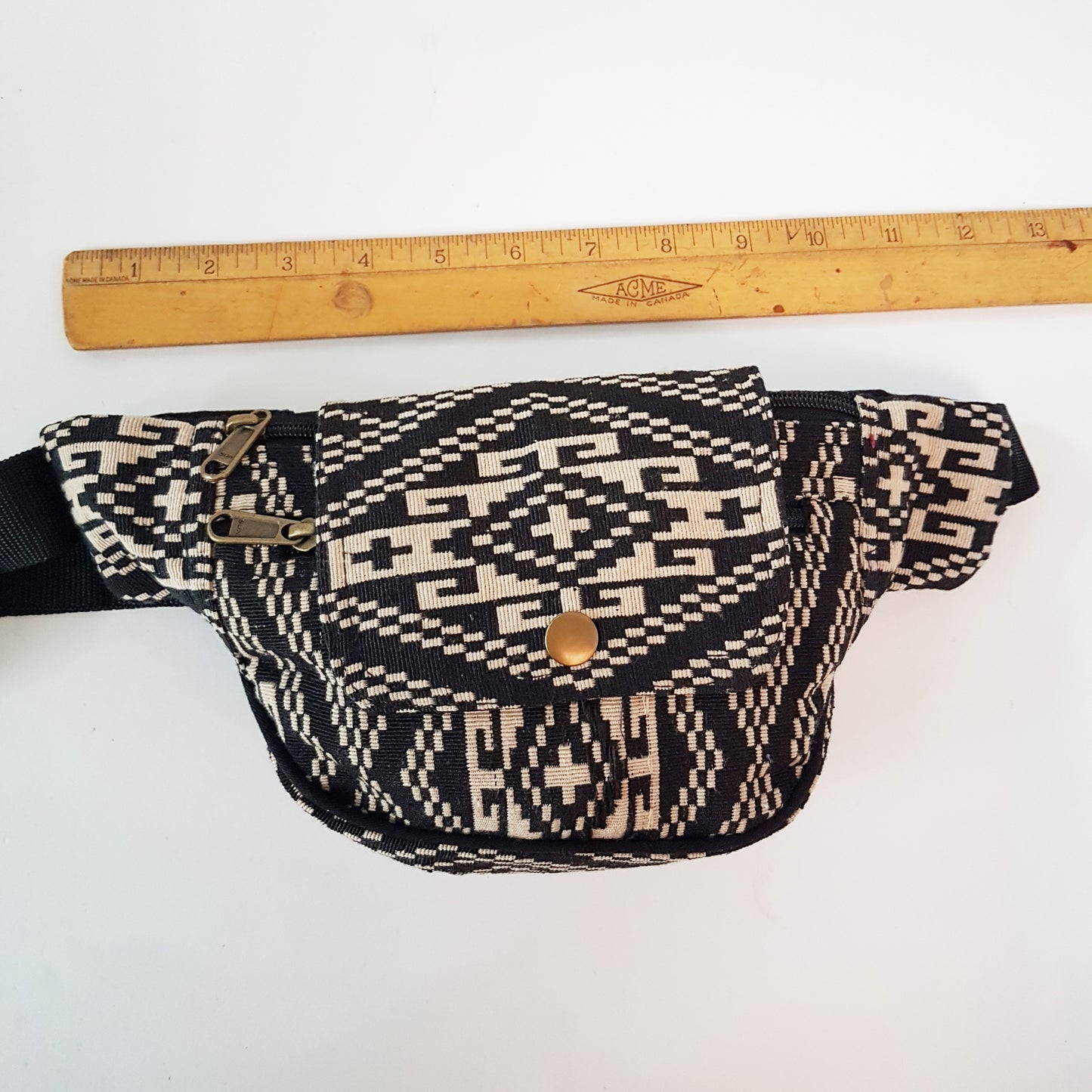Sac banane à bandoulière. Ceinture de poche en bandoulière. S'ajuste à 48 pouces. Gardez votre équipement sain et sauf : portefeuille, téléphone portable. Neutre de genre.