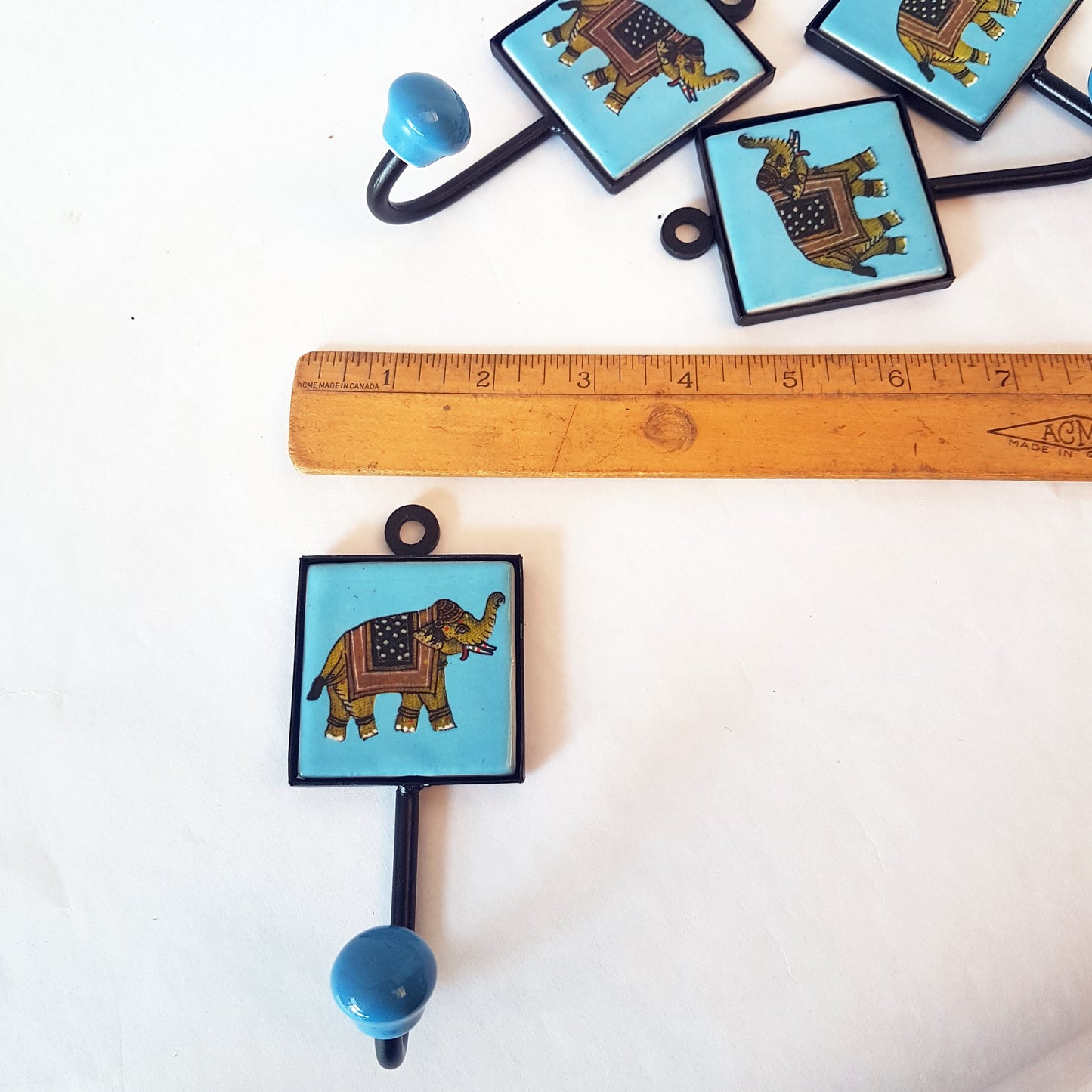 Ensemble de 4 adorables crochets muraux éléphants. 4 patères bleues pour manteaux, tasses et serviettes.