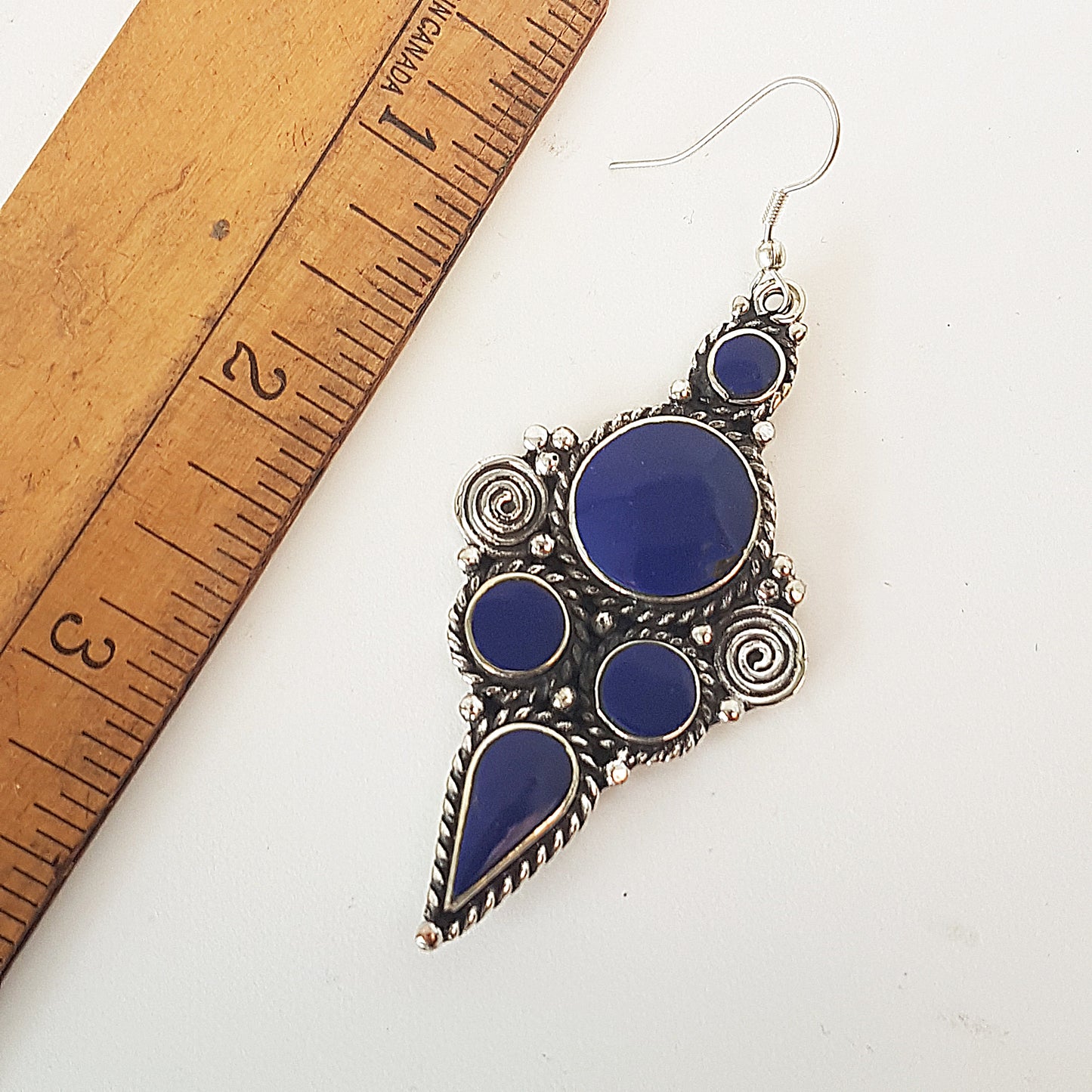 Boucles d'oreilles en argent avec 5 pierres plates incrustées de Lapis. Grande longueur de 3 pouces.