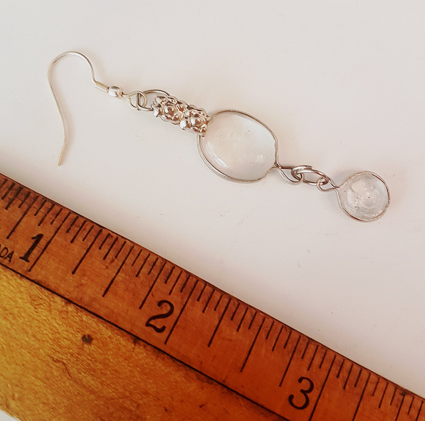 Boucles d'oreilles pendantes en cristal clair vintage. Esthétique antique. Délicat et léger.