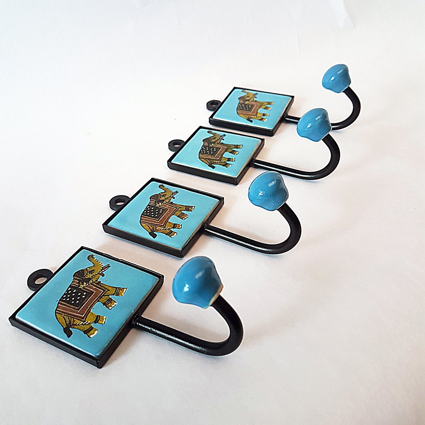 Ensemble de 4 adorables crochets muraux éléphants. 4 patères bleues pour manteaux, tasses et serviettes.