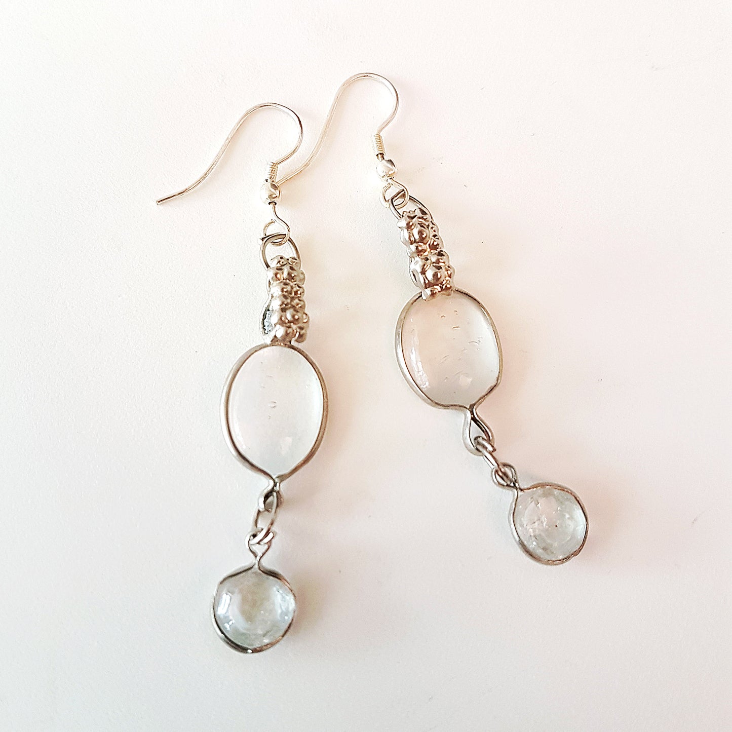 Boucles d'oreilles pendantes en cristal clair vintage. Esthétique antique. Délicat et léger.