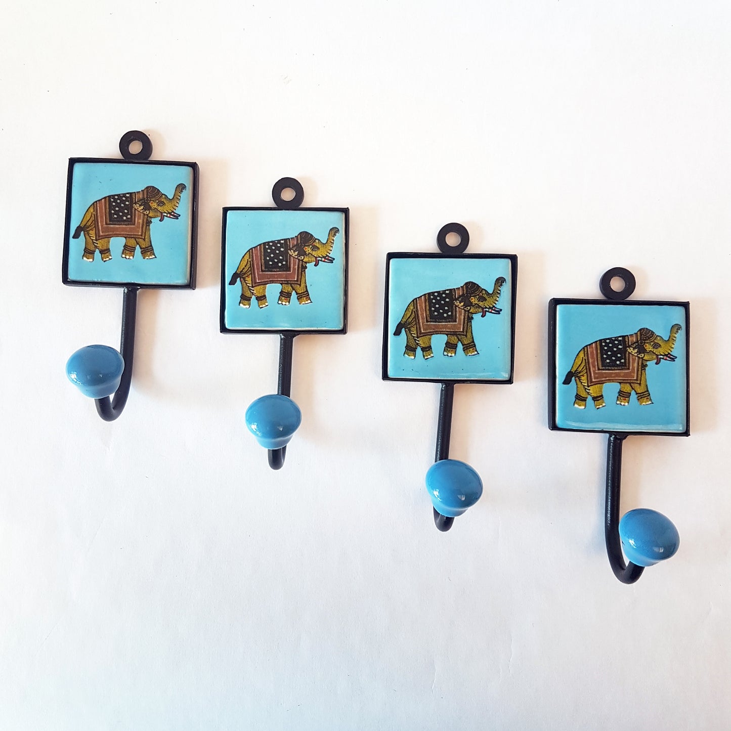 Ensemble de 4 adorables crochets muraux éléphants. 4 patères bleues pour manteaux, tasses et serviettes.
