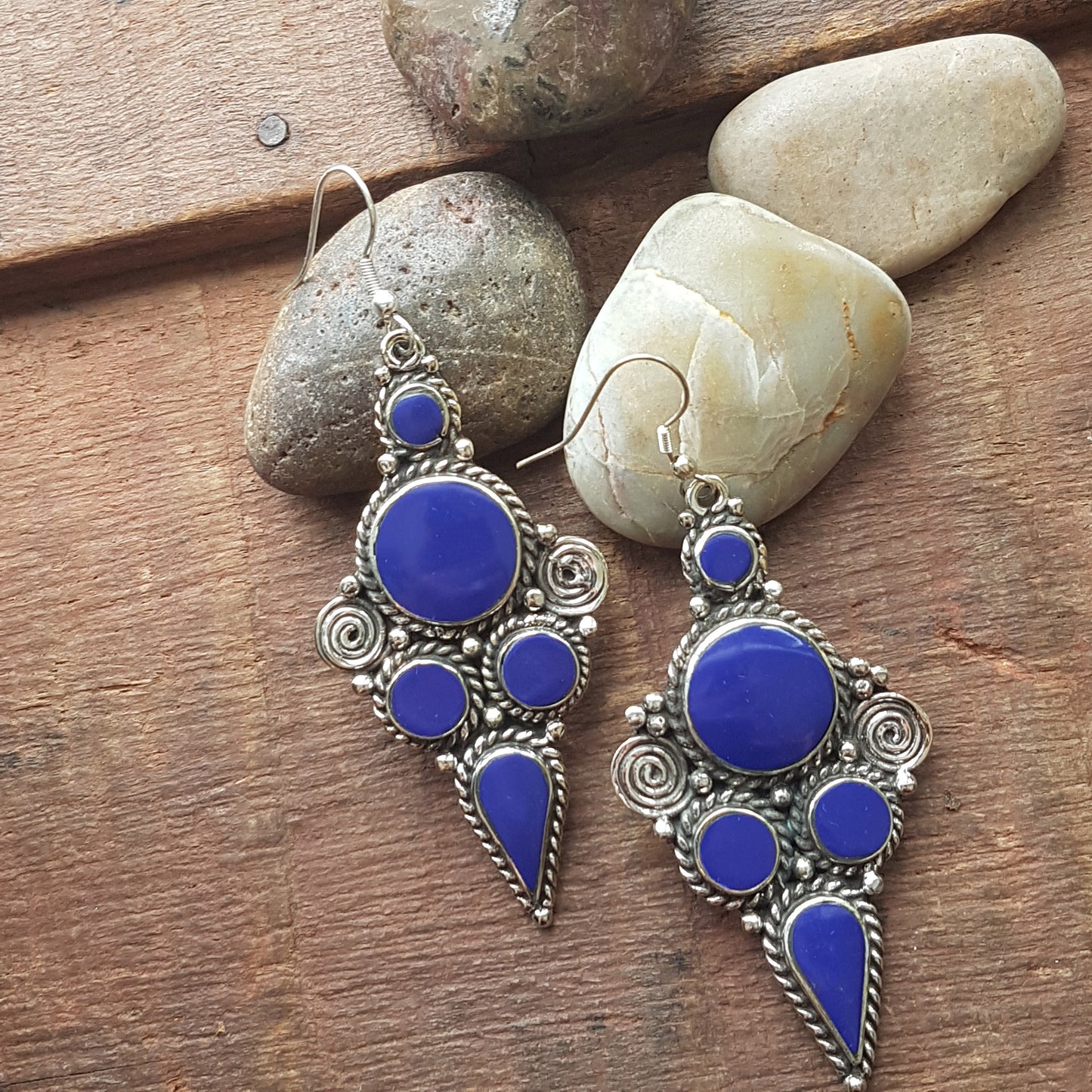 Boucles d'oreilles en argent avec 5 pierres plates incrustées de Lapis. Grande longueur de 3 pouces.