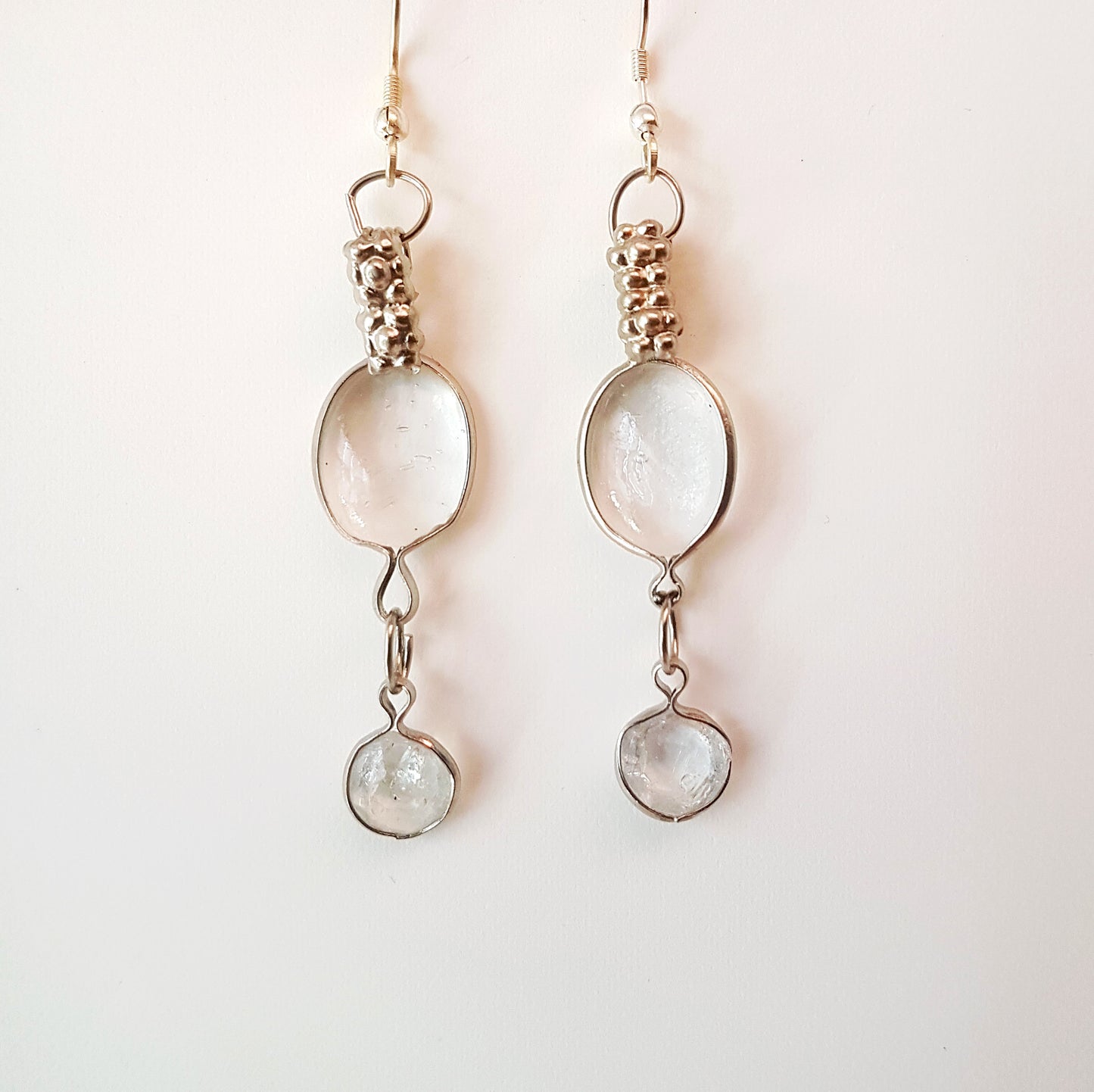 Boucles d'oreilles pendantes en cristal clair vintage. Esthétique antique. Délicat et léger.