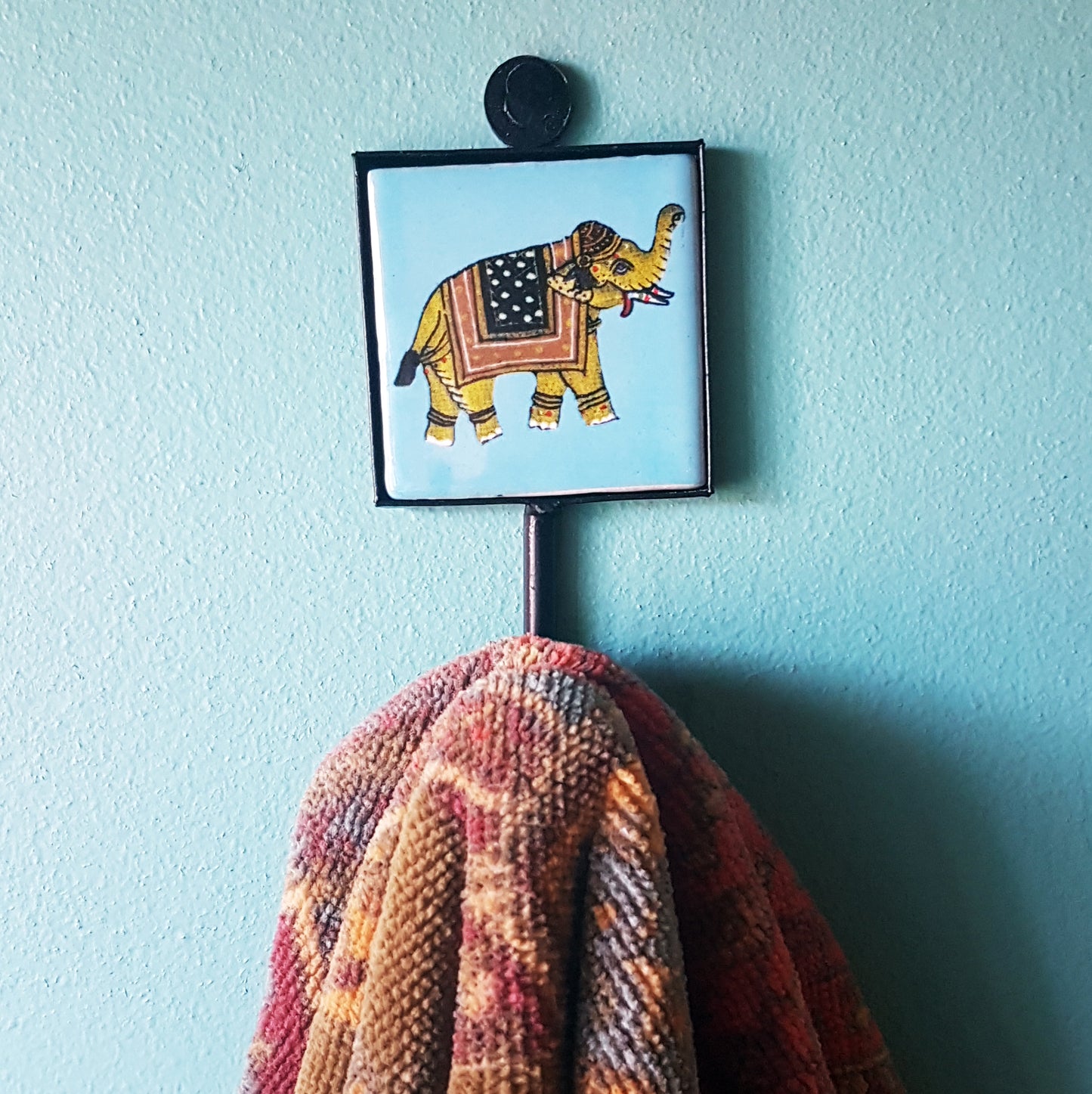 Ensemble de 4 adorables crochets muraux éléphants. 4 patères bleues pour manteaux, tasses et serviettes.