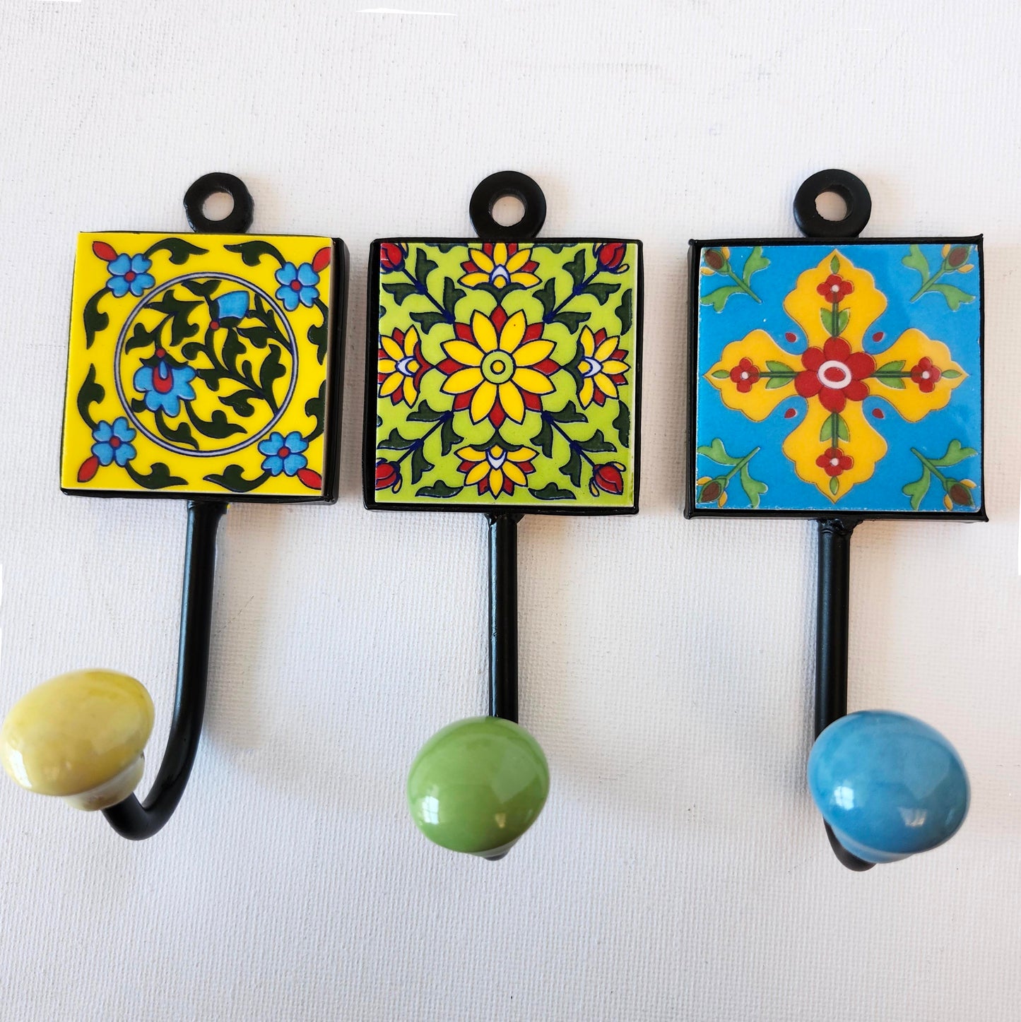 3 Patères-crochets muraux. Collection Azura de 3 crochets en céramique peints à la main dans des designs exclusifs. 4,5 par 2 pouces. Grands cadeaux de pendaison de crémaillère.