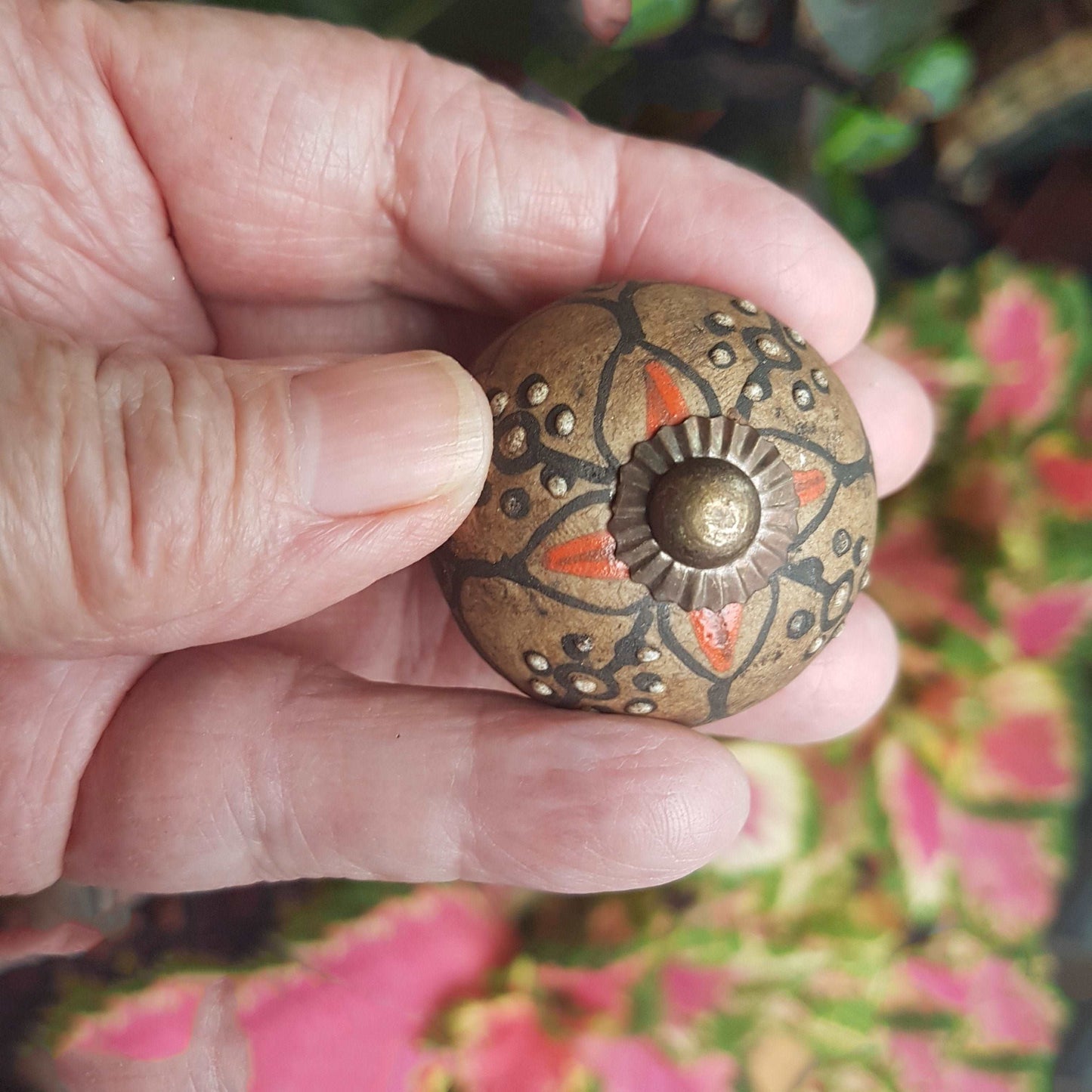 8 brown & black cabinet knobs drawer pulls. Sienna Rustica designer collection. Vintage look hand painted matte finish. Old world charm.