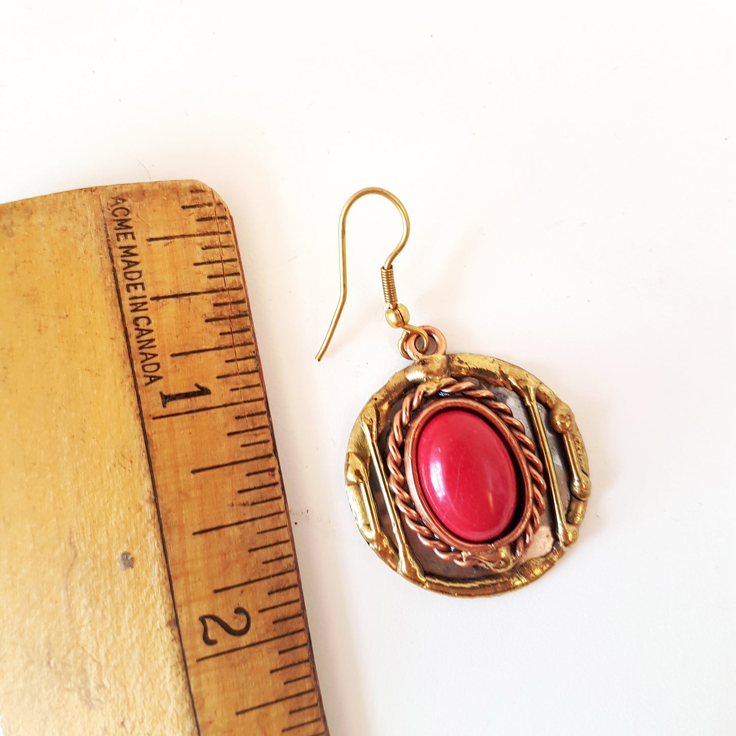 Boucles d'oreilles en agate rouge en argent martelé et métaux mélangés. Superbe et unique !