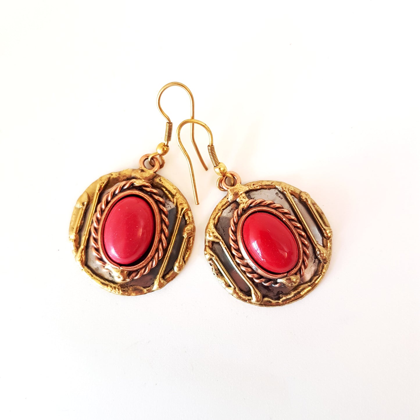Boucles d'oreilles en agate rouge en argent martelé et métaux mélangés. Superbe et unique !