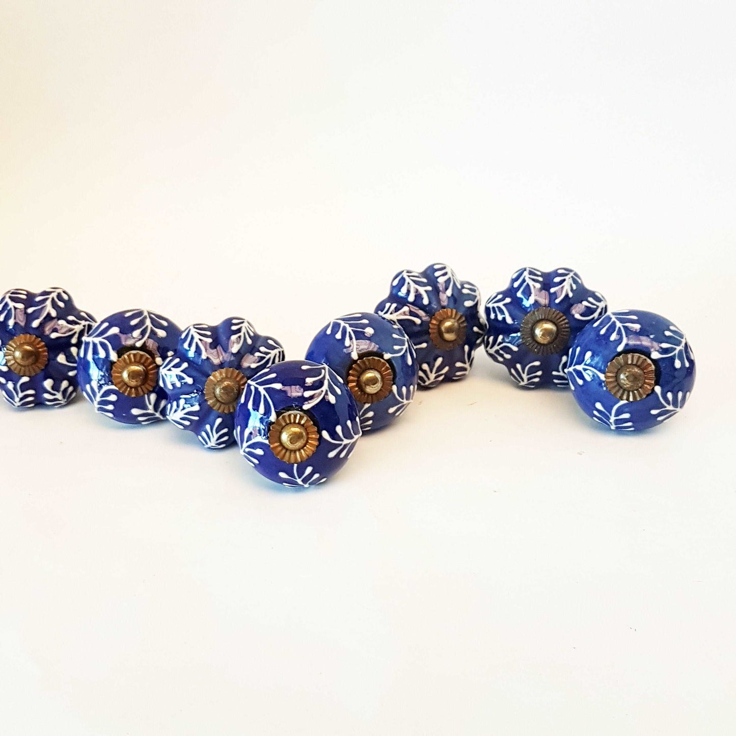 8 piece set of hand painted cabinet knob drawer pulls. 8 Delft cobalt blue & white embosssed knobs. Antique copper finish hardware fittings. - Vintage India Ca