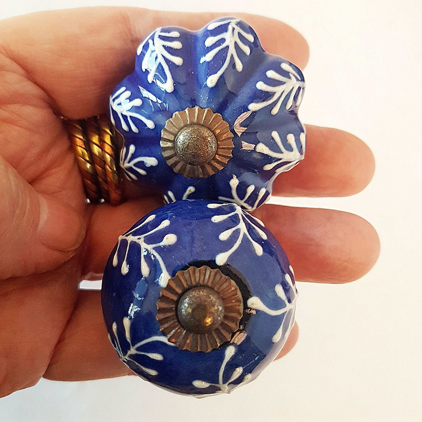 8 piece set of hand painted cabinet knob drawer pulls. 8 Delft cobalt blue & white embosssed knobs. Antique copper finish hardware fittings. - Vintage India Ca