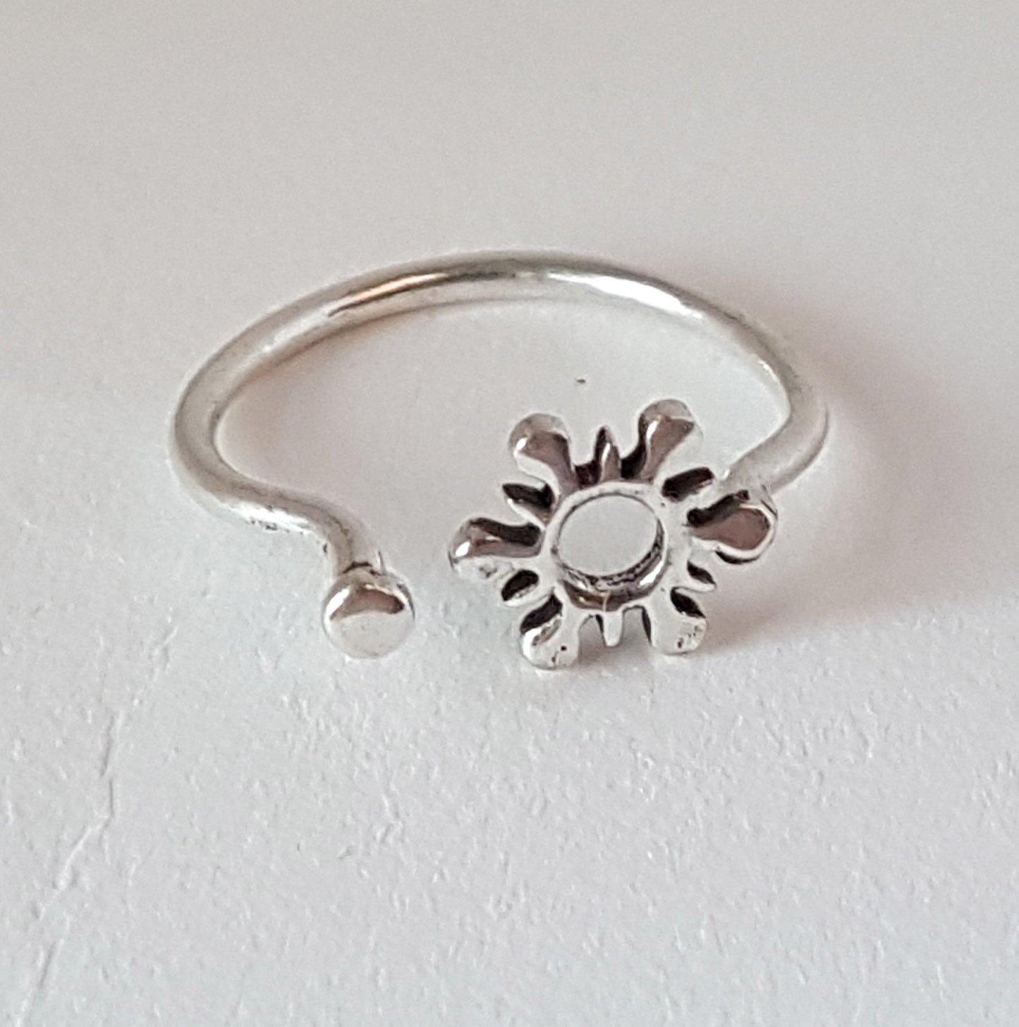 Ensemble de 5 bagues en argent délicates. Tailles réglables, design celtique. Labyrinthe triangulaire carré soleil lune. À porter sur le pouce et tous les doigts ou comme bague d'articulation.
