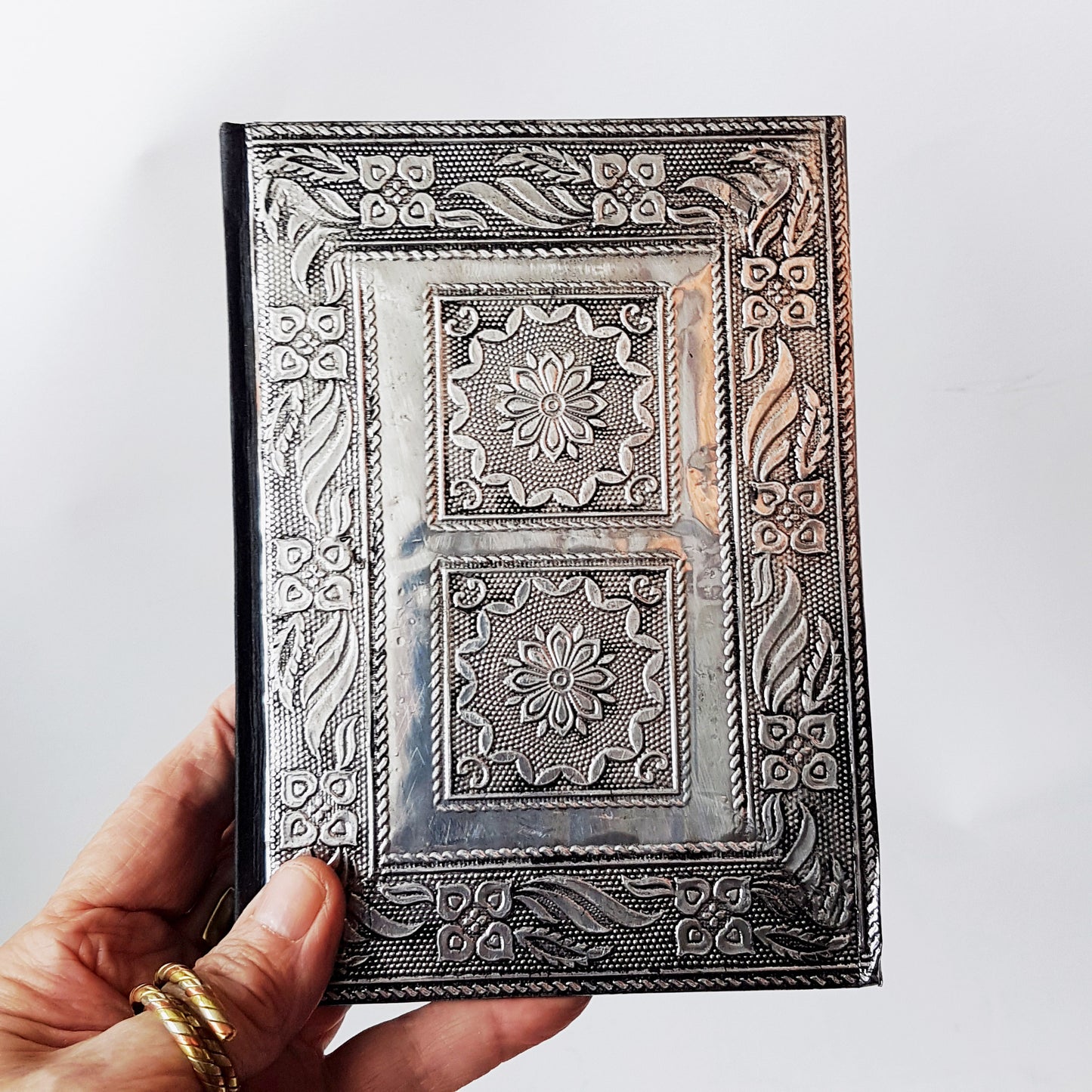 Carnet de notes avec couverture rigide médiévale 12,7 x 17,8 cm. Couverture en argent antique gaufré. Utiliser comme carnet de croquis, journal, journal personnel.