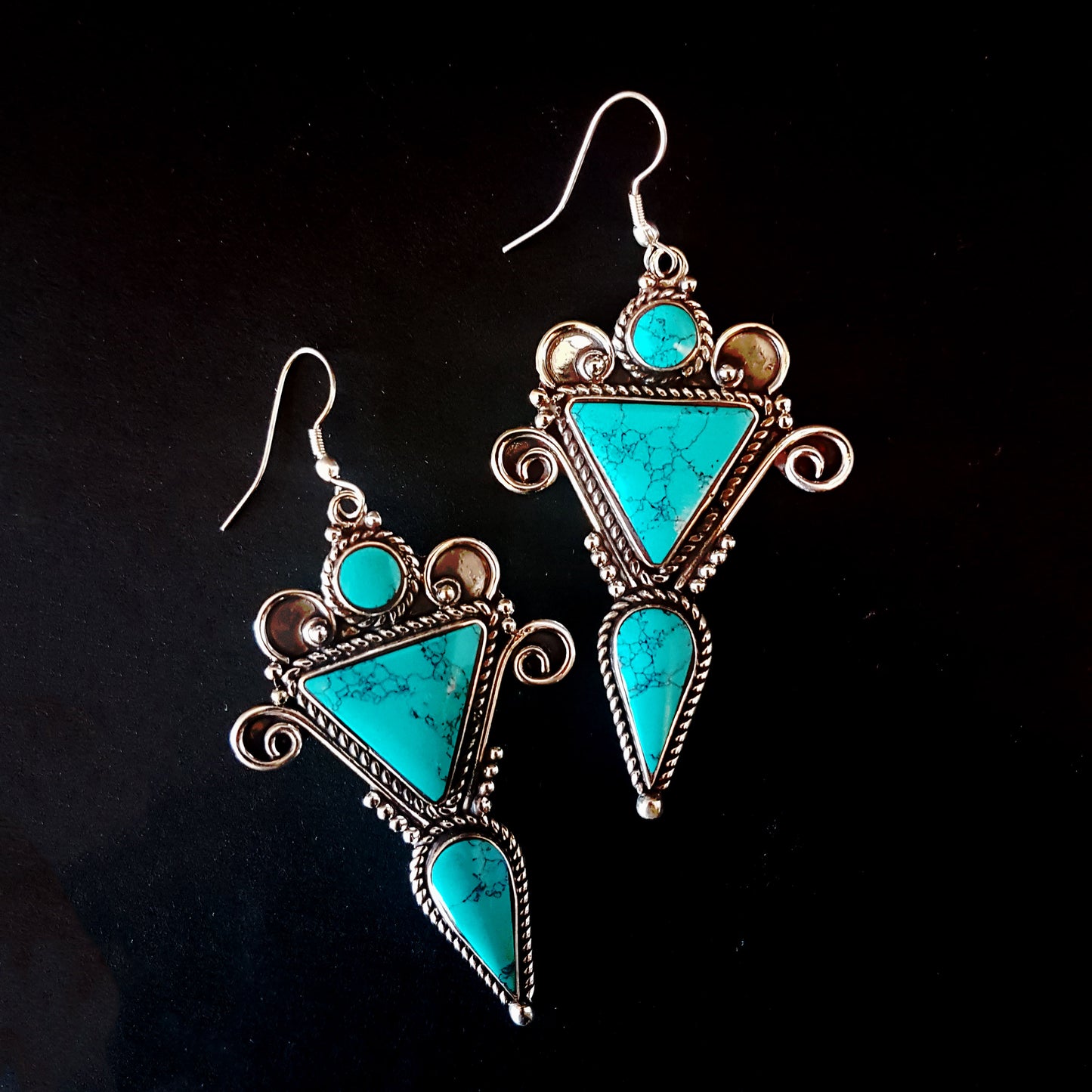 Boucles d'oreilles pendantes style Santa Fe finition turquoise et argent. Bijoux de déclaration ethnique boho gitane. Forme géométrique longue de 3 x 1,5 pouces.