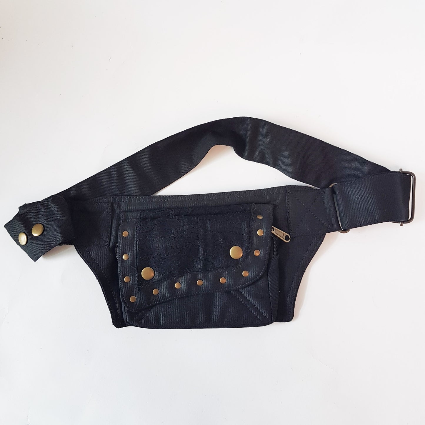 Ceinture de festival utilitaire noire. Détails en dentelle noire. Utiliser comme ceinture porte-monnaie pour les voyages et les achats. Réglable à 48 pouces. Modèle compact avec 2 poches.