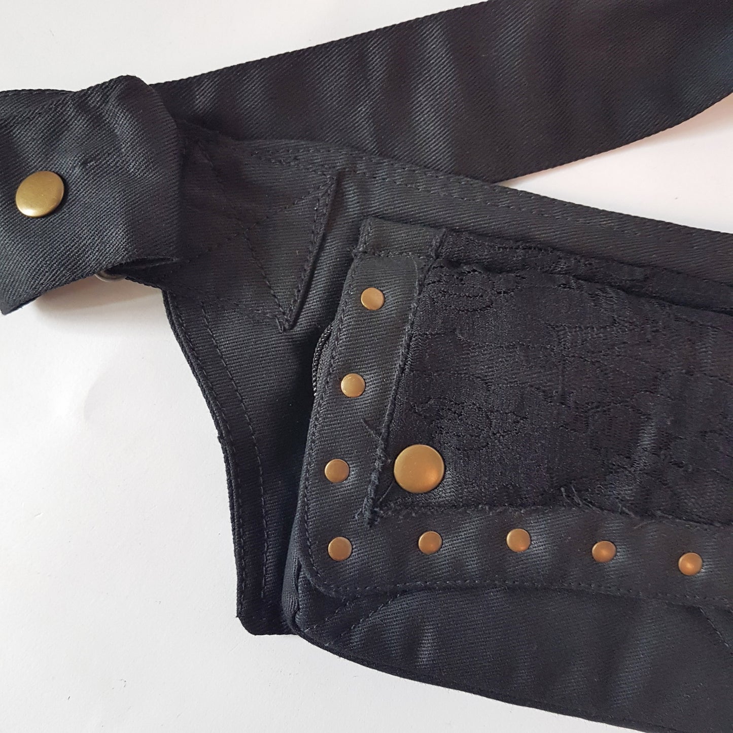 Ceinture de festival utilitaire noire. Détails en dentelle noire. Utiliser comme ceinture porte-monnaie pour les voyages et les achats. Réglable à 48 pouces. Modèle compact avec 2 poches.