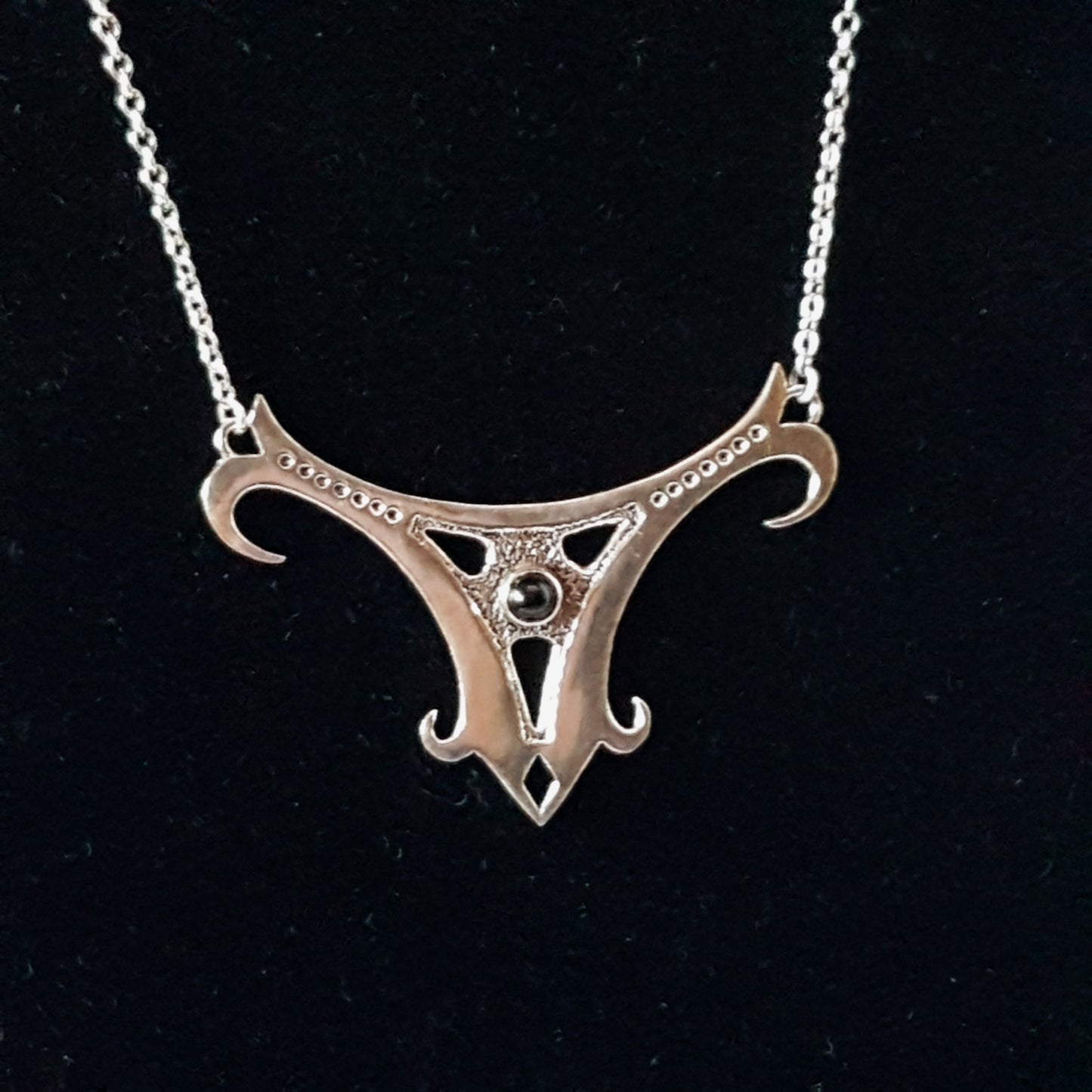 Collier pendentif en argent de la Renaissance médiévale. Pierre semi-précieuse d'onyx noir ou de labradorite. Conception celtique. New Age, bijoux ésotériques.