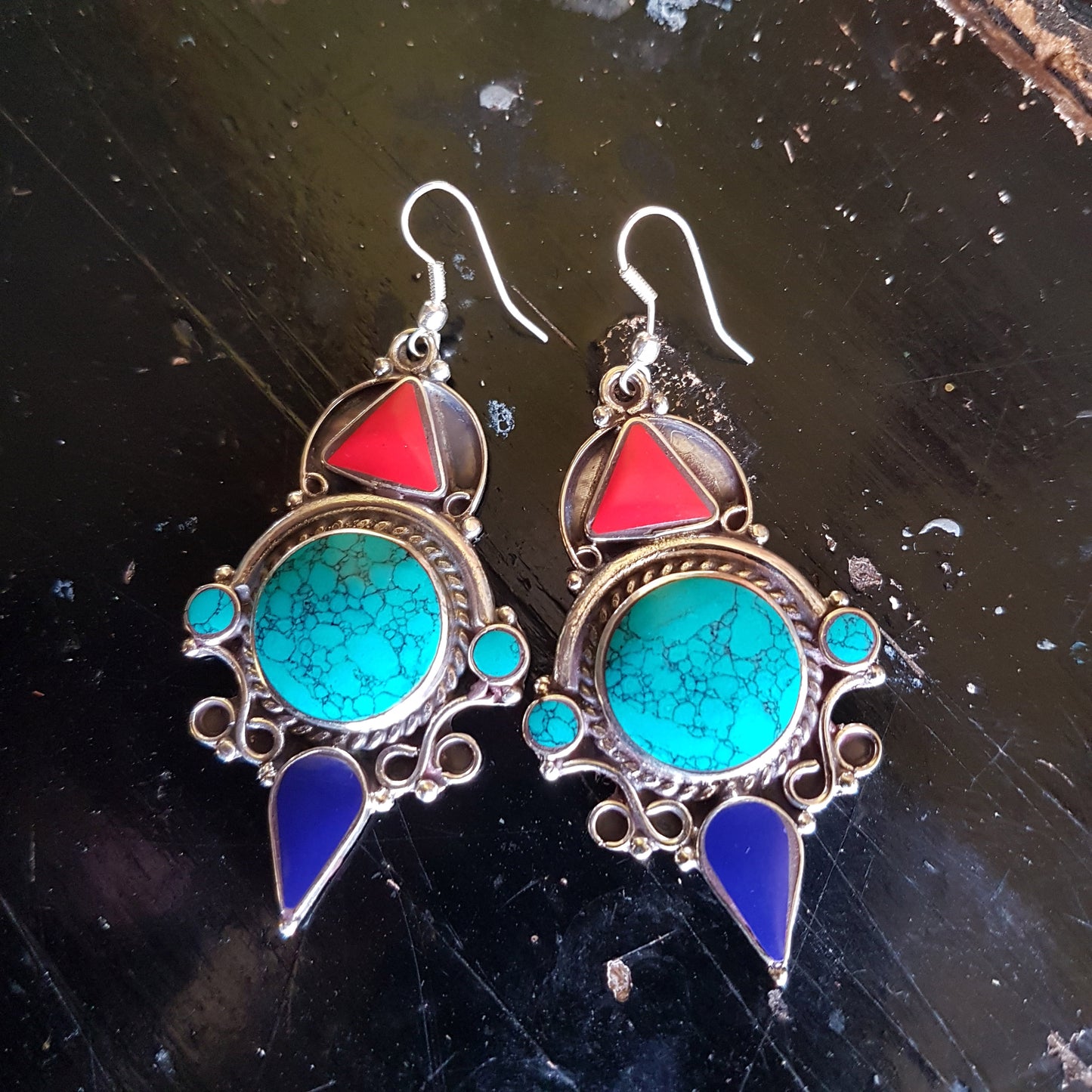 Boucles d'oreilles ethniques bohèmes. Finition argent antique mélangée à du turquoise, du corail et du lapis. Poids léger. 2,5 pouces sur 1,25 pouces.