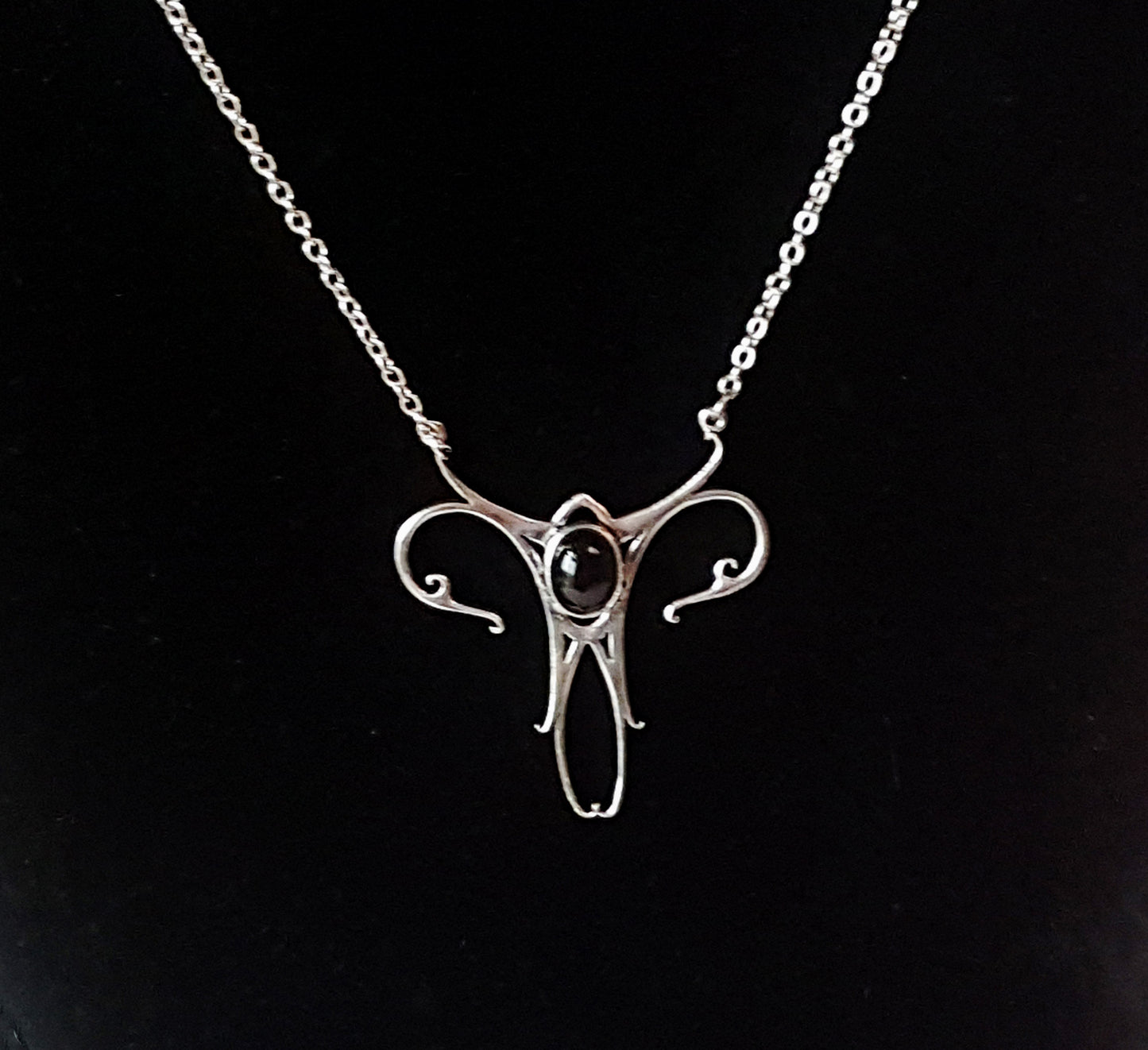 Pendentif en bois celtique en argent avec une grosse pierre labradorite. Symbole spirituel du royaume forestier. Bijoux ésotériques, métaphysiques, New Age.