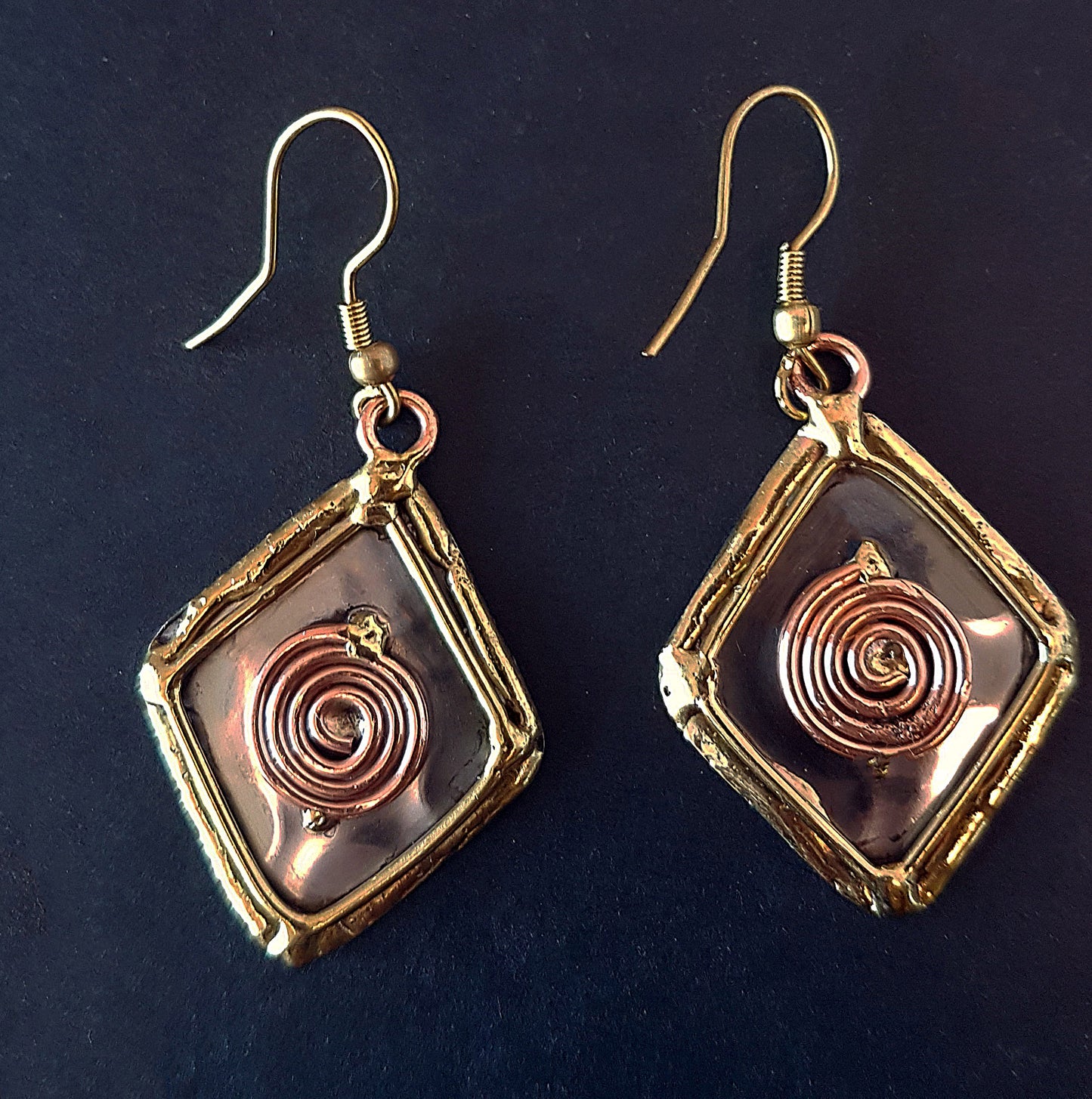 Boucles d'oreilles pendantes en argent avec détails en bronze et cuivre. Forme de diamant en losange celtique.