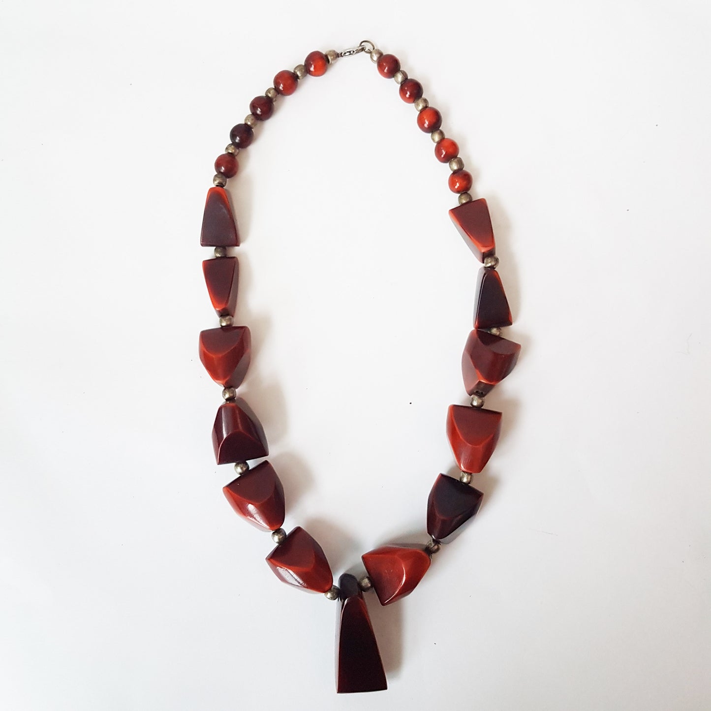 Collier pendentif art déco bohème vintage de 23 pouces de long. Collier de déclaration en bauxite polie avec de grosses perles d'ambre brun riche.